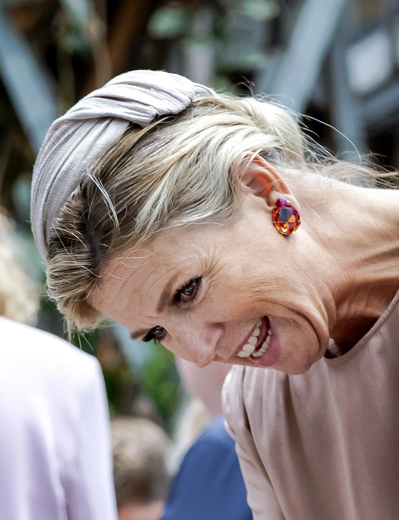 voor-een-vleugje-glam-kleurrijke-oorbellen.jpeg?format=1500w