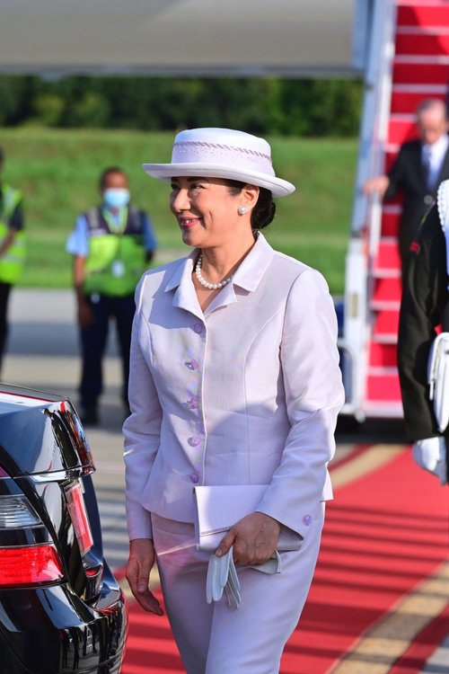 The Emperor and Empress of Japan Arrive in Indonesia for State Visit ...