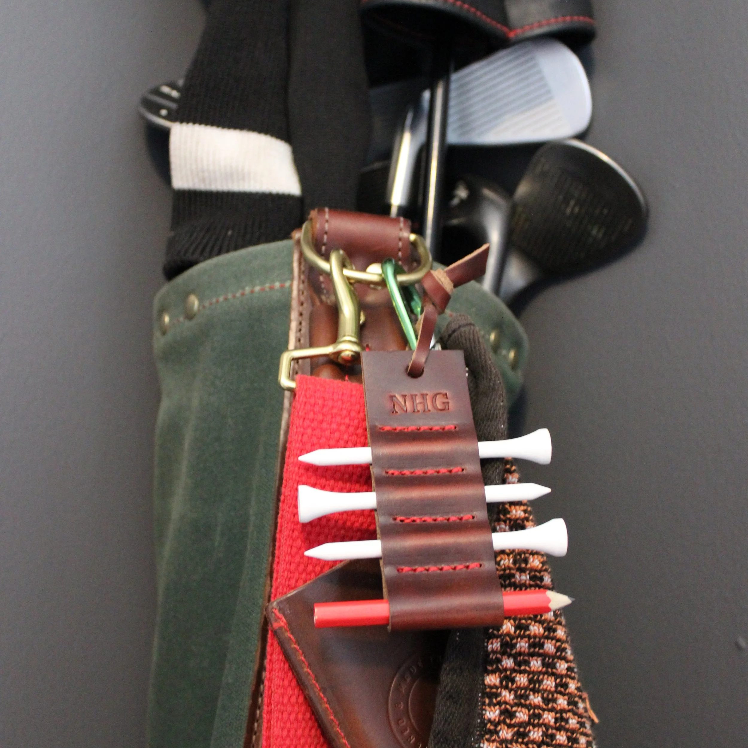 5b-leather-golf-tee-holder-bag-tag-personalized-gift.png