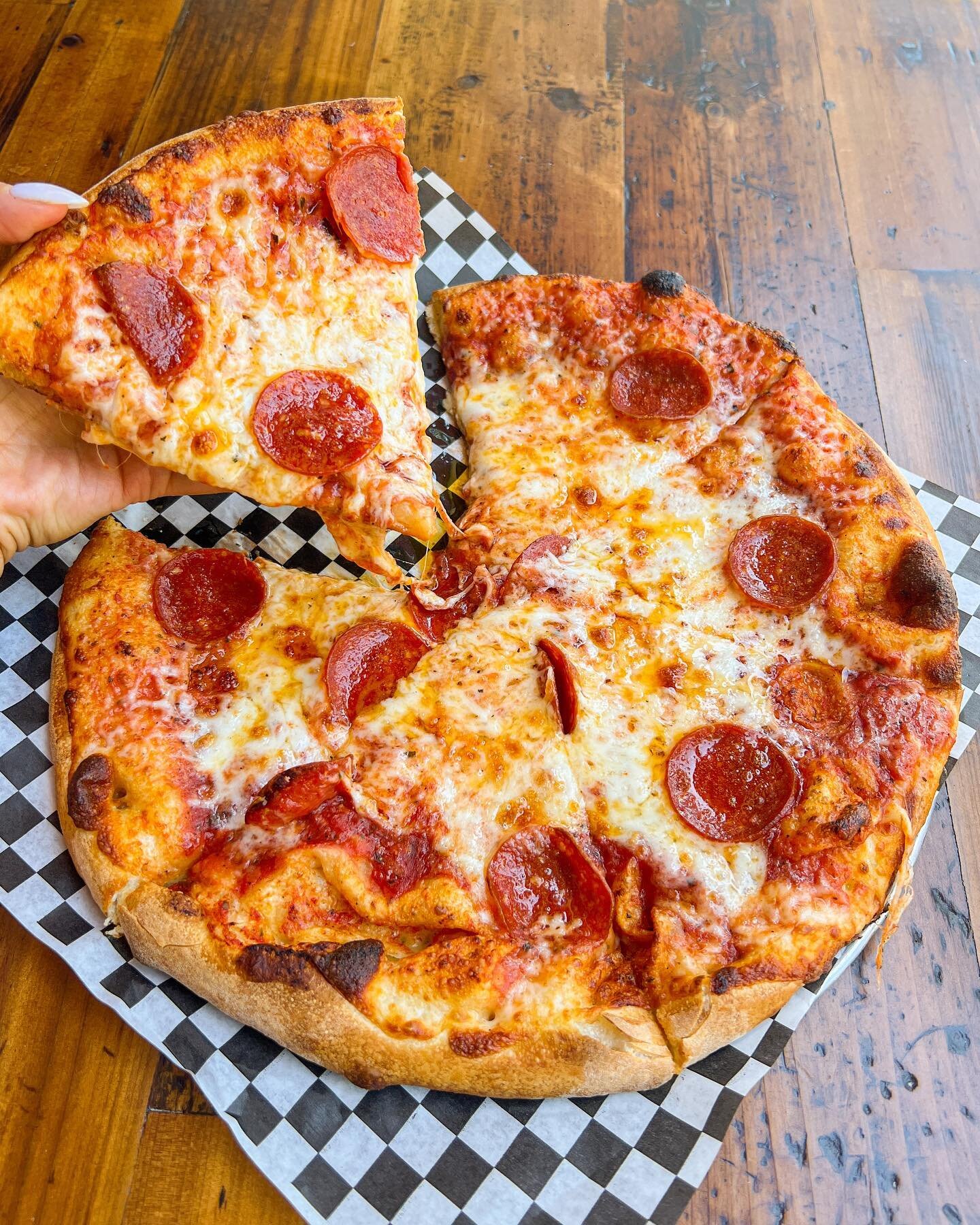 Can&rsquo;t ever go wrong with a fresh Pepperoni pizza straight out the oven‼️ 🔥🔥🔥

Order at any of our 3 locations:
📍Glenoaks Blvd, Burbank
📍Foothill Blvd, La Crescenta 
📍Woodman Ave, Sherman Oaks

Hours Mon-Sun 10am-10pm

#AmeciPK 🍕