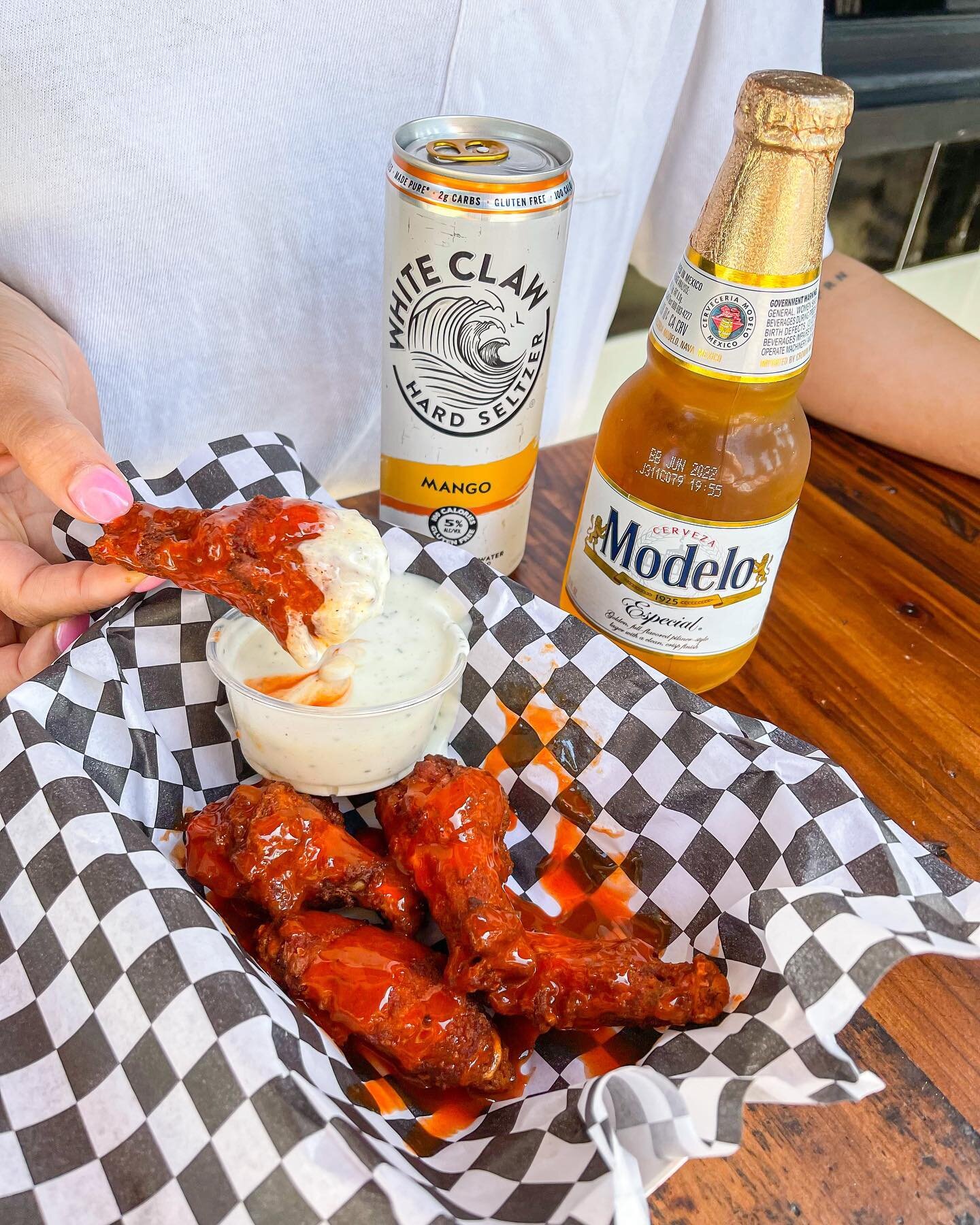Wings and an ice cold bev sounds like the perfect combo to handle this heatwave 🔥🔥 

Order at any of our 3 locations:
📍Glenoaks Blvd, Burbank
📍Foothill Blvd, La Crescenta 
📍Woodman Ave, Sherman Oaks

Hours Mon-Sun 10am-10pm

#AmeciPK 🍕