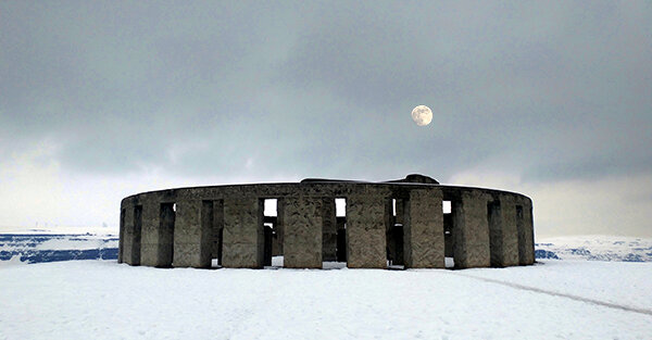 Stonehenge w Moon 600px.jpg