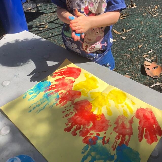 Working together to create a handprint rainbow 🖐 🌈 #chasingrainbowsfamilydaycare #familydaycare #childcare #eylf #northernbeaches #paintingfun #messyhandshappyheart