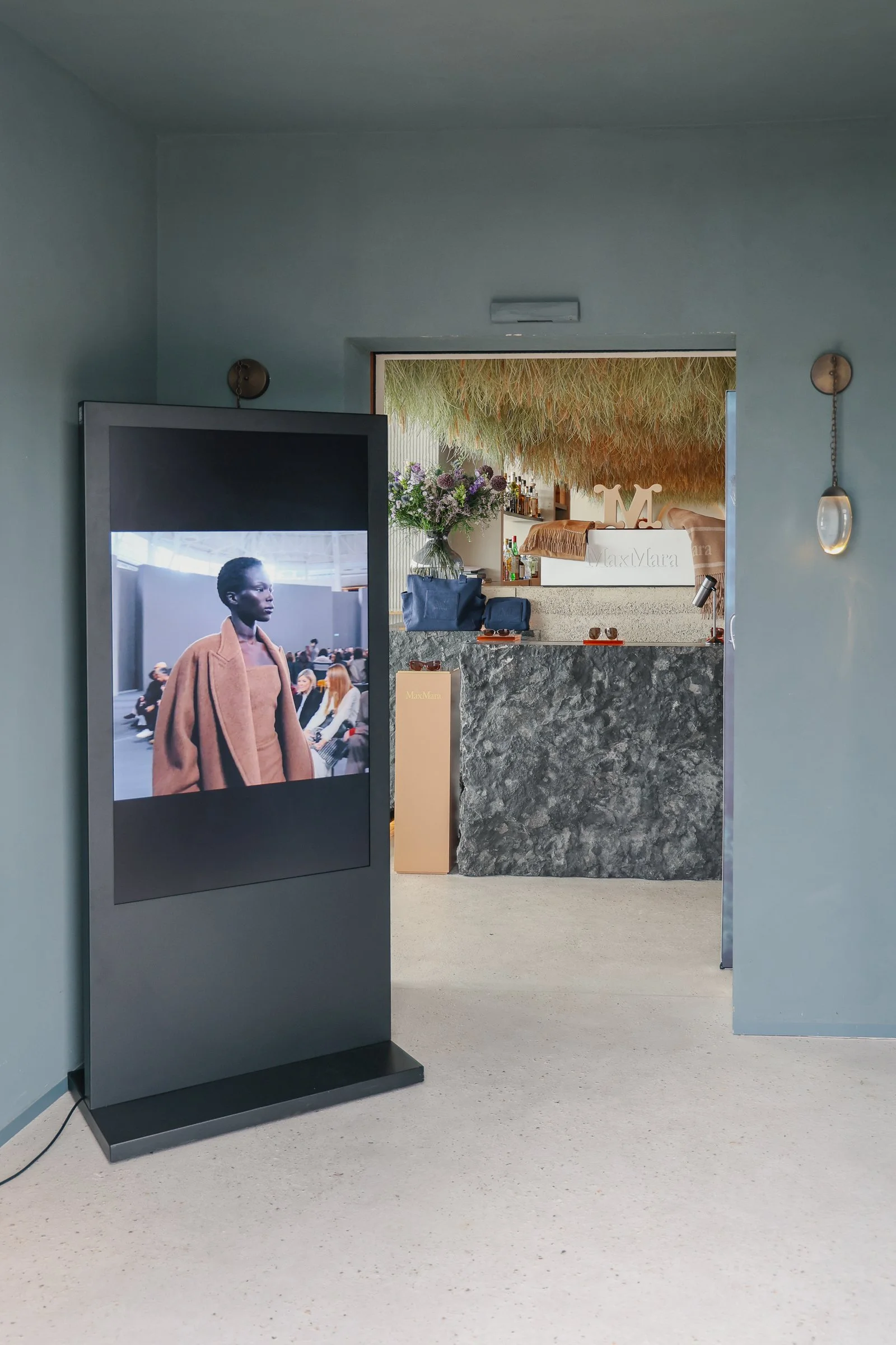 Reportage photo événementiel à Knokke - Scénographie et aménagement de l'espace pour le pop-up estival MaxMara. Couverture B2B professionnelle pour les marques.