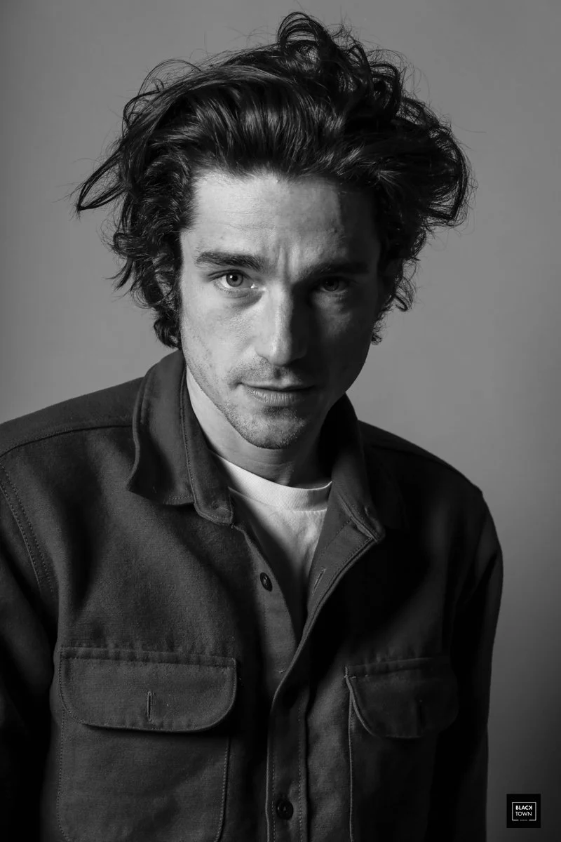 Shooting photo de portrait artistique en noir et blanc pour book de comédien et acteur, réalisé par le photographe Nejm Halla à Bruxelles.