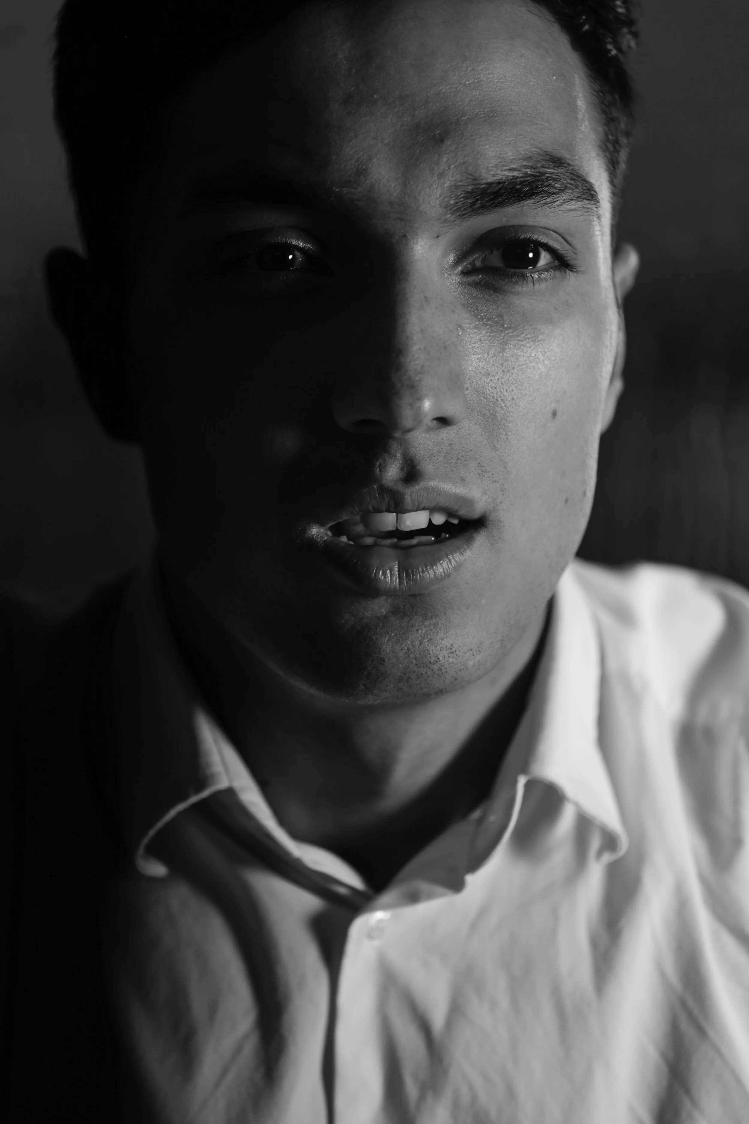 Portrait professionnel en noir et blanc. Création de book photo et portrait LinkedIn par Blacktown Studio.