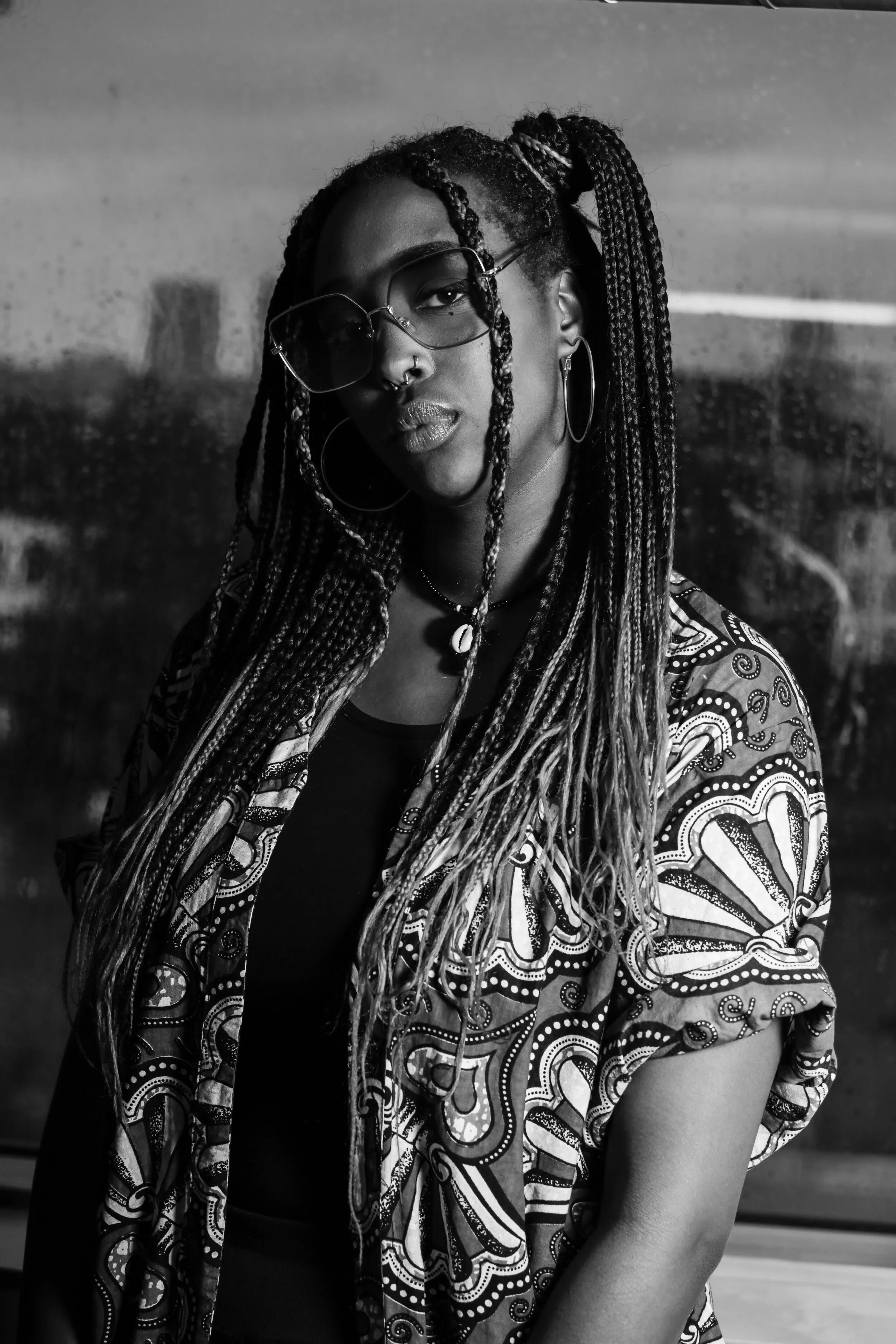 Portrait lifestyle en noir et blanc. Photographie naturelle et authentique pour profil professionnel et réseaux sociaux.