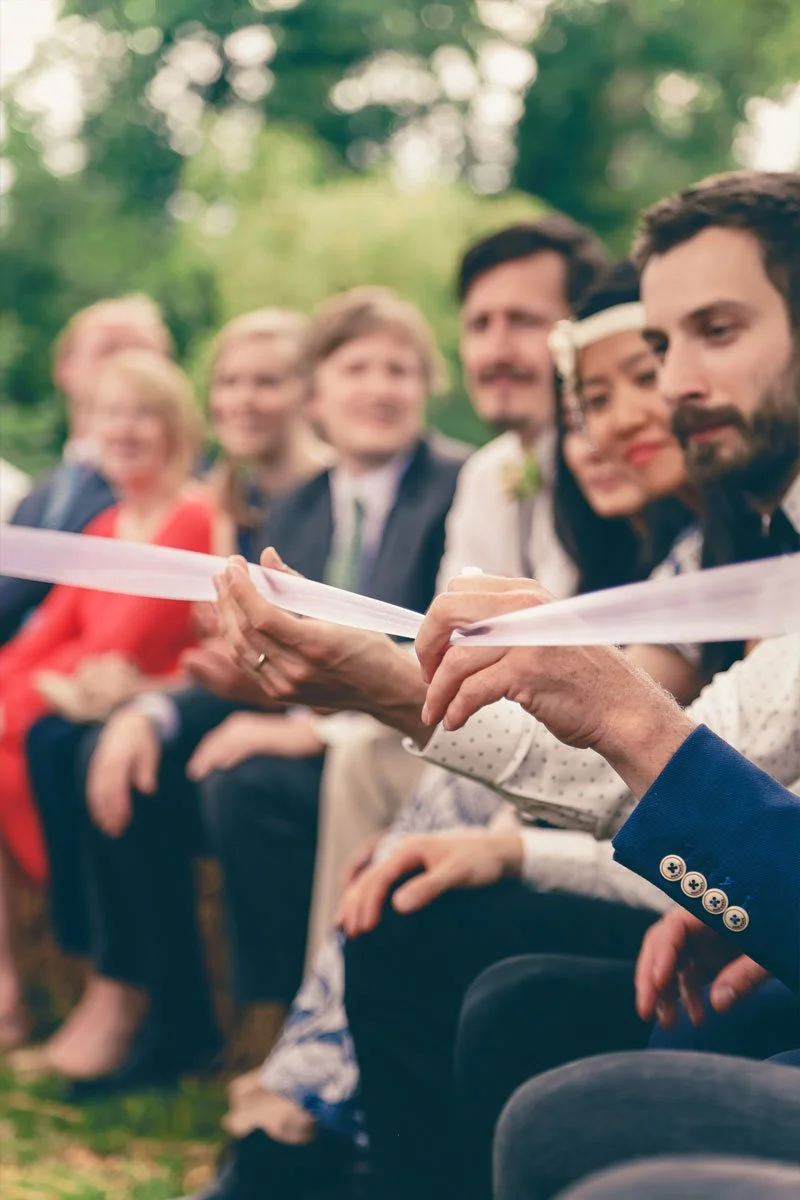Reportage photo mariage style documentaire. Émotions des invités capturées sur le vif lors de la cérémonie par Blacktown Studio