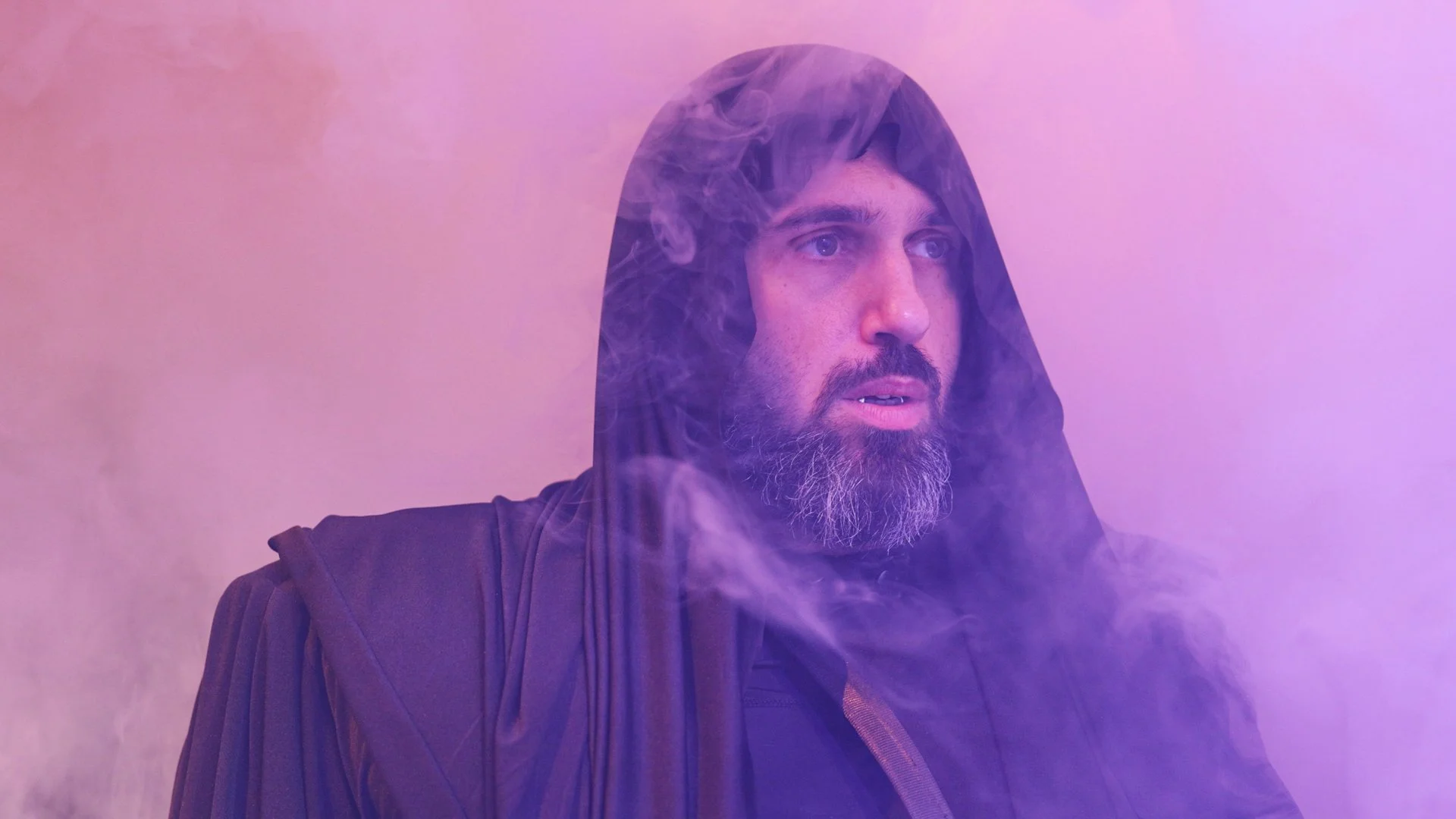 Portrait artistique masculin avec éclairage créatif violet et ambiance cinématographique. Direction artistique par Blacktown Studio.