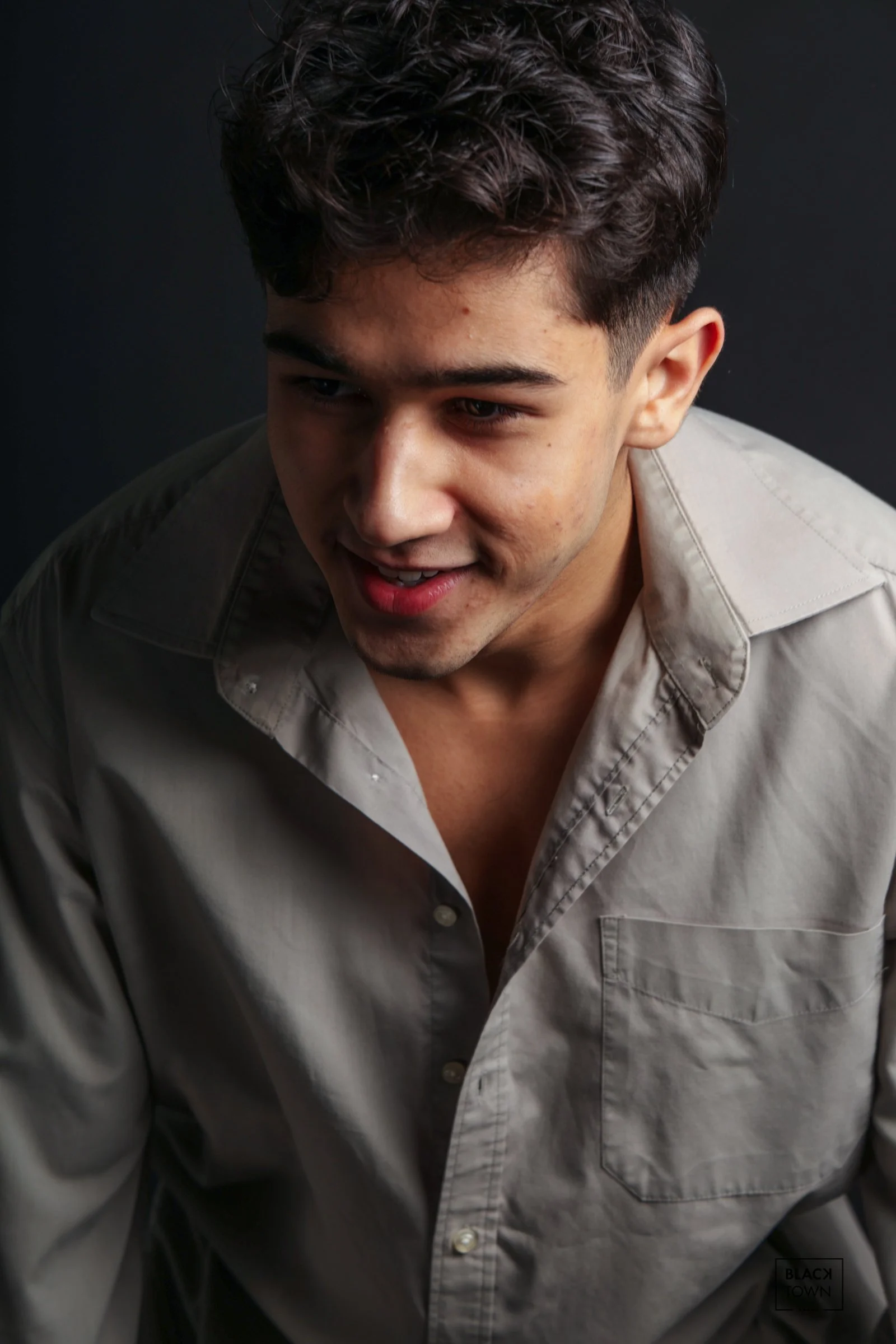 Portrait lifestyle et naturel d'un homme souriant en studio. Séance photo portrait à Bruxelles (Saint-Gilles).