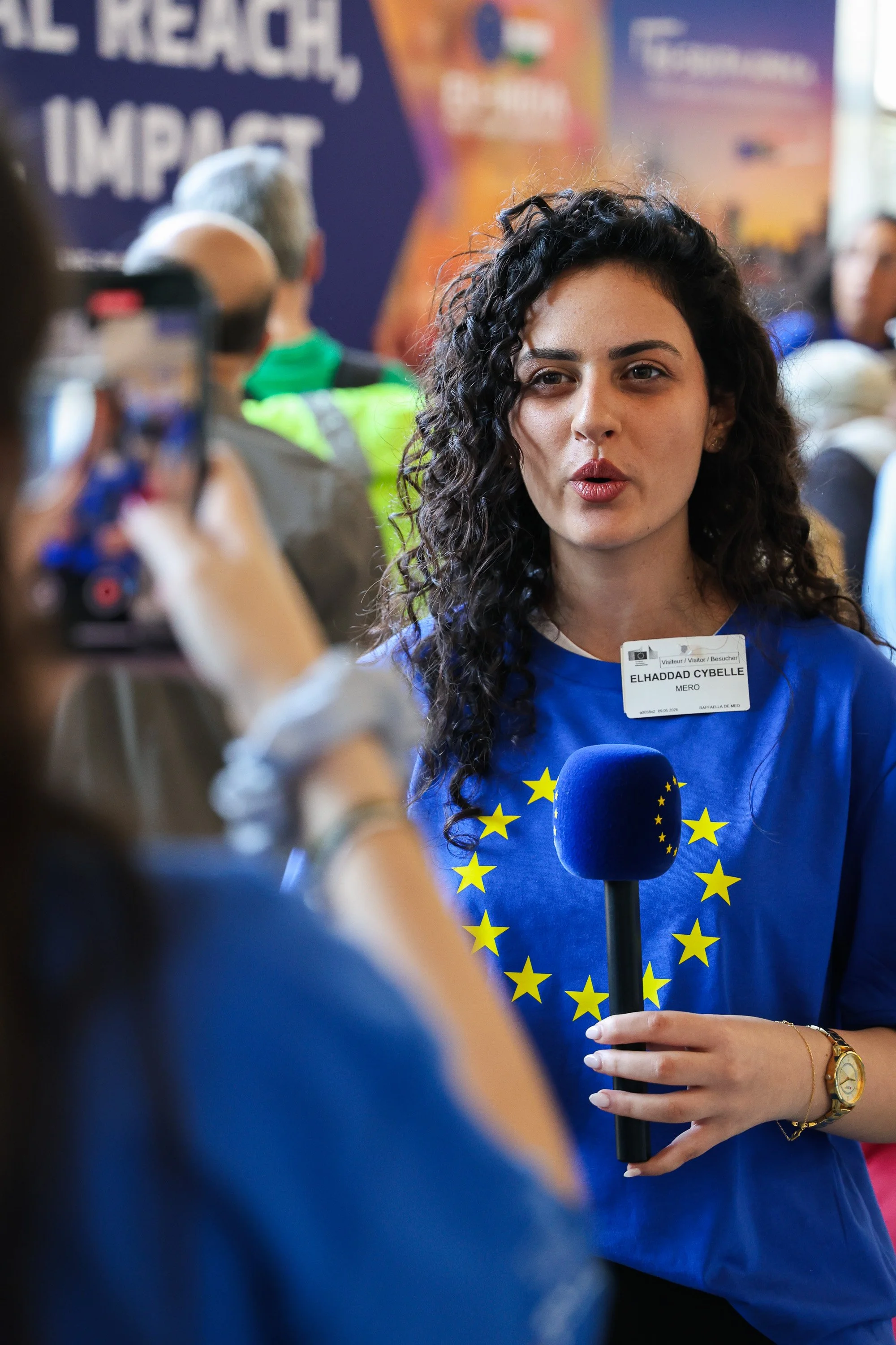 Couverture d'événement institutionnel : intervenante interviewée lors de la European Youth Week.