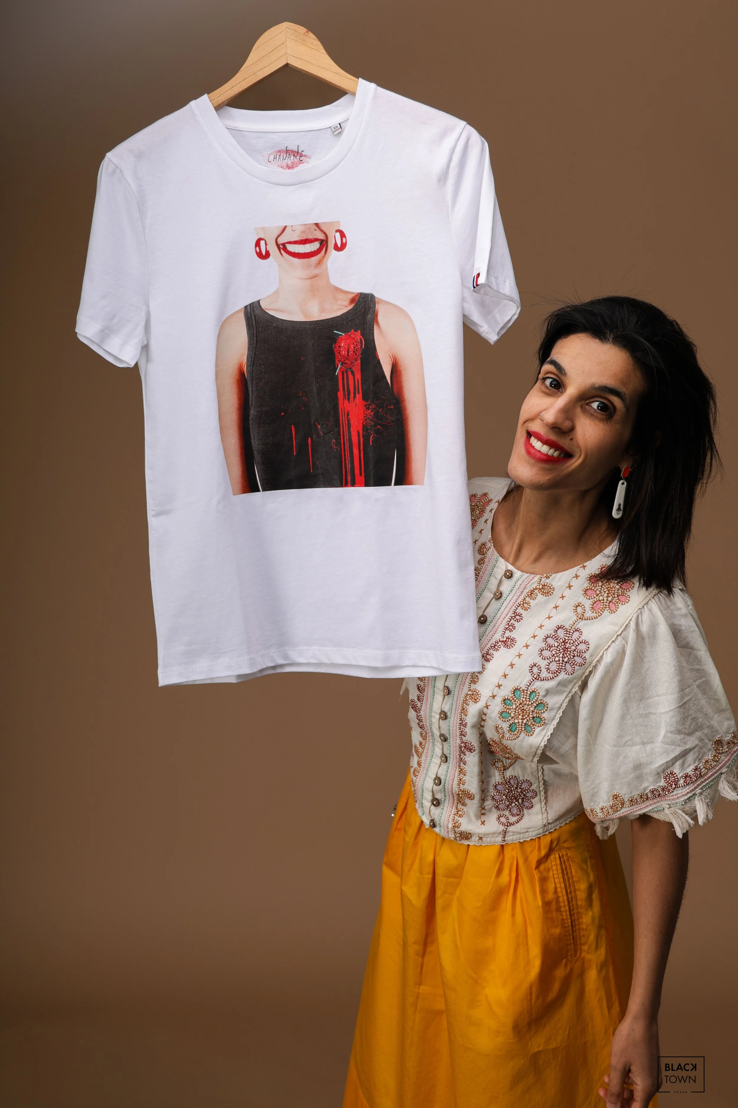 portrait-femme-jupe-jaune-studio-bruxelles