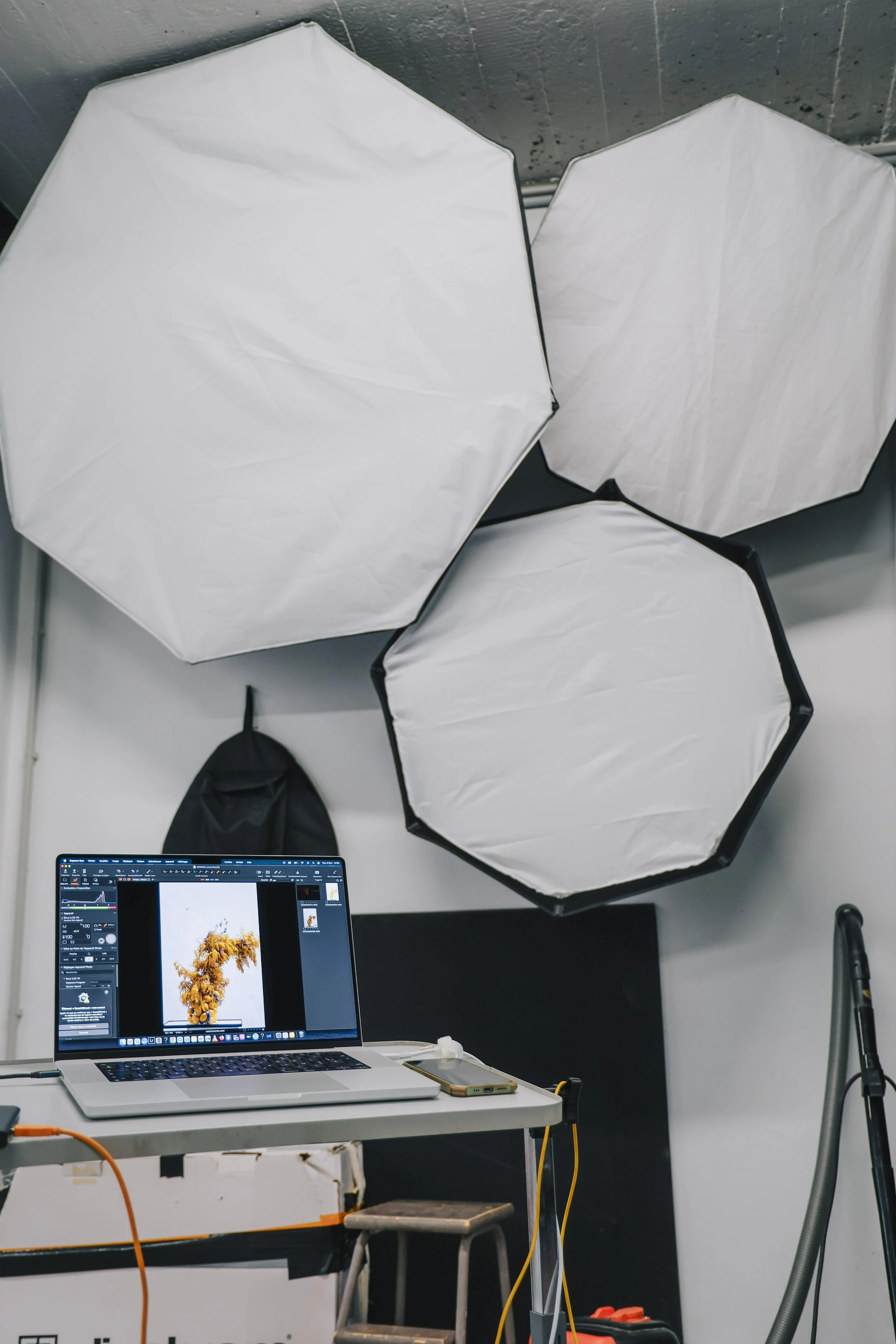 Équipement d'éclairage avec boîtes à lumière et station de post-production photo dans notre espace créatif à Saint-Gilles.