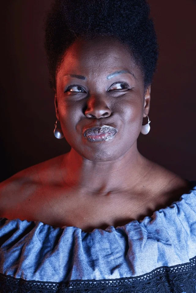 Portrait beauté et lumière de studio sur fond noir. Photographie artistique à Bruxelles.