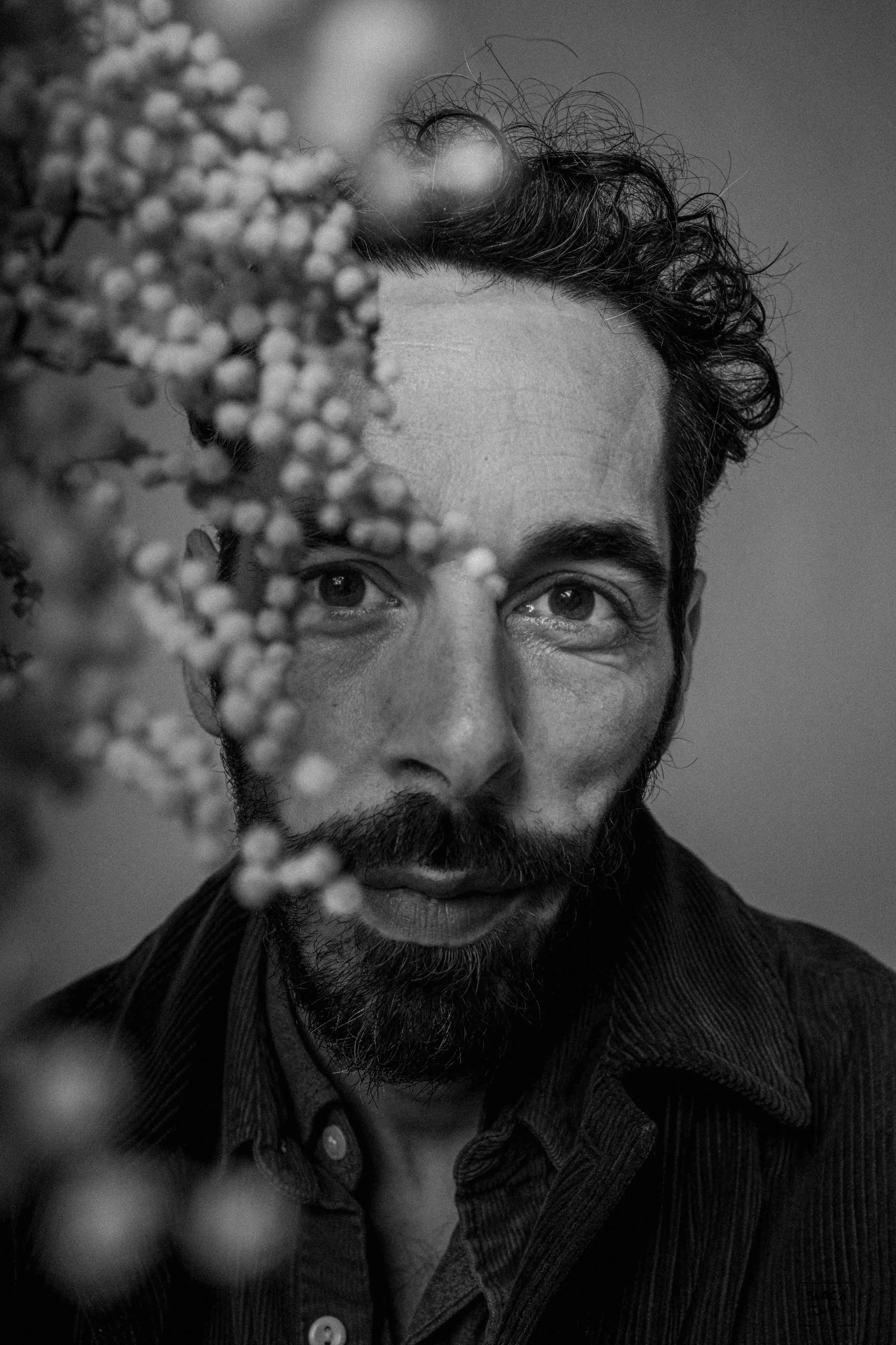 Portrait artistique en noir et blanc de Nejm Halla, photographe et vidéaste professionnel à Bruxelles, fondateur de Blacktown Studio.