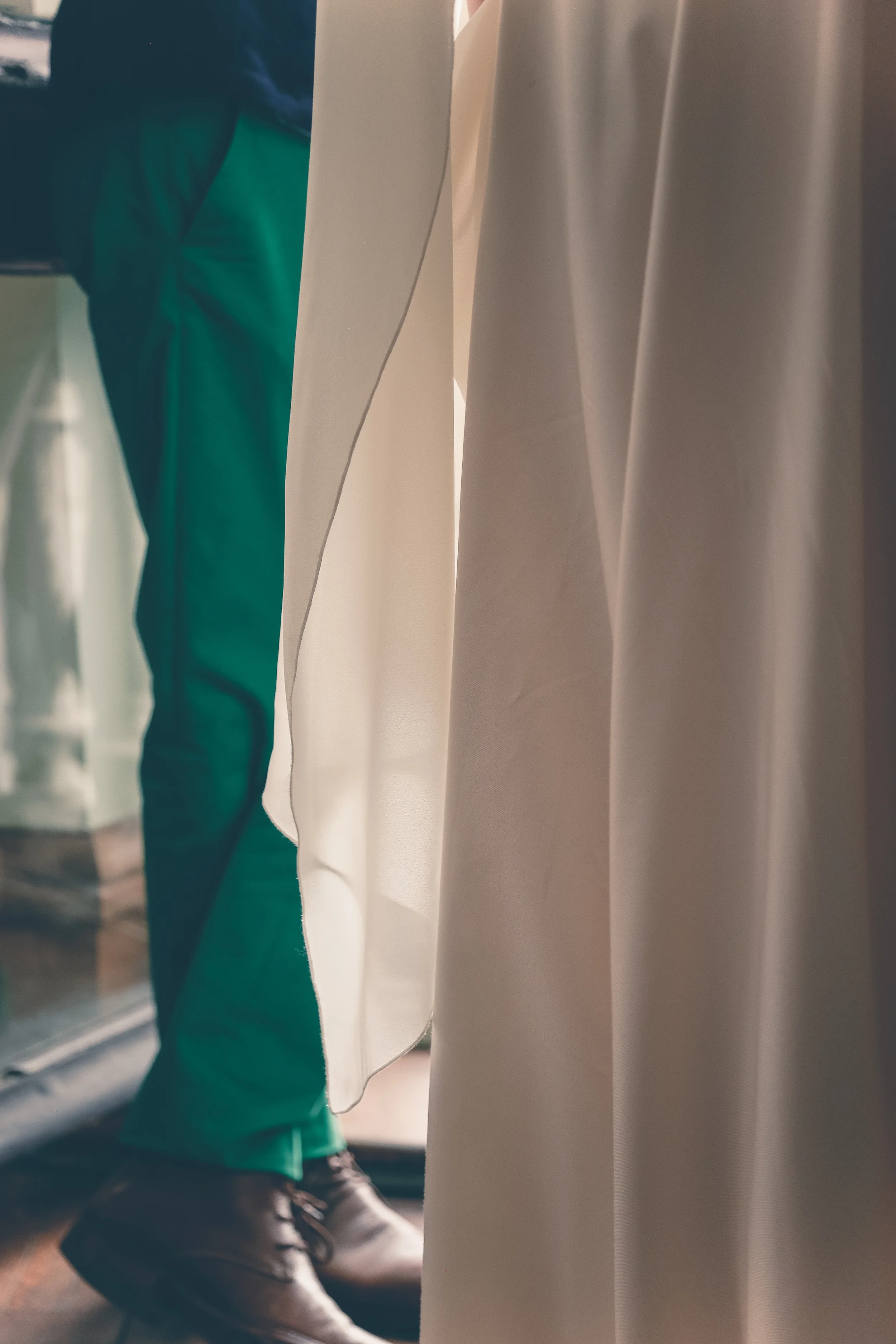 Mariés marchant sur un chemin pavé en forêt, lumière naturelle et ambiance poétique