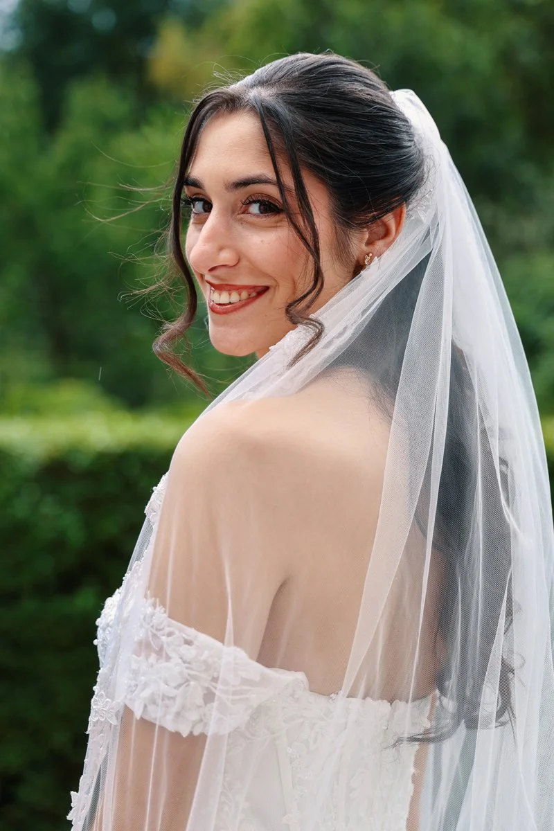 Instant capturé lors d'une cérémonie de mariage chaleureuse et intimiste.