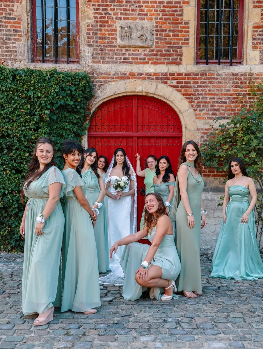 Portrait romantique et chaleureux des mariés en plein air dans une allée d'arbres.
