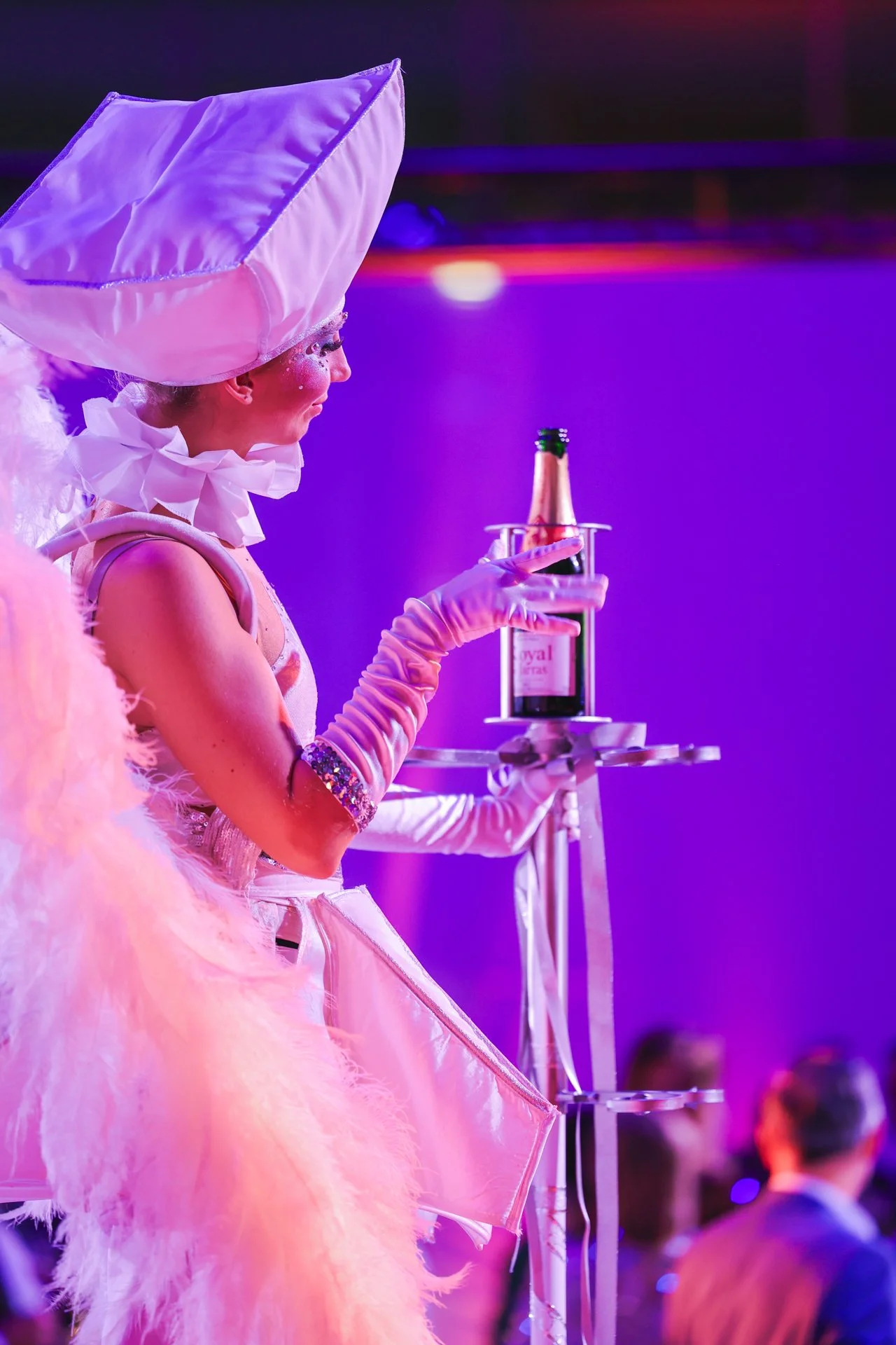 Animation originale et service de champagne lors d'une soirée de gala. Photographe pour événements d'entreprise haut de gamme.