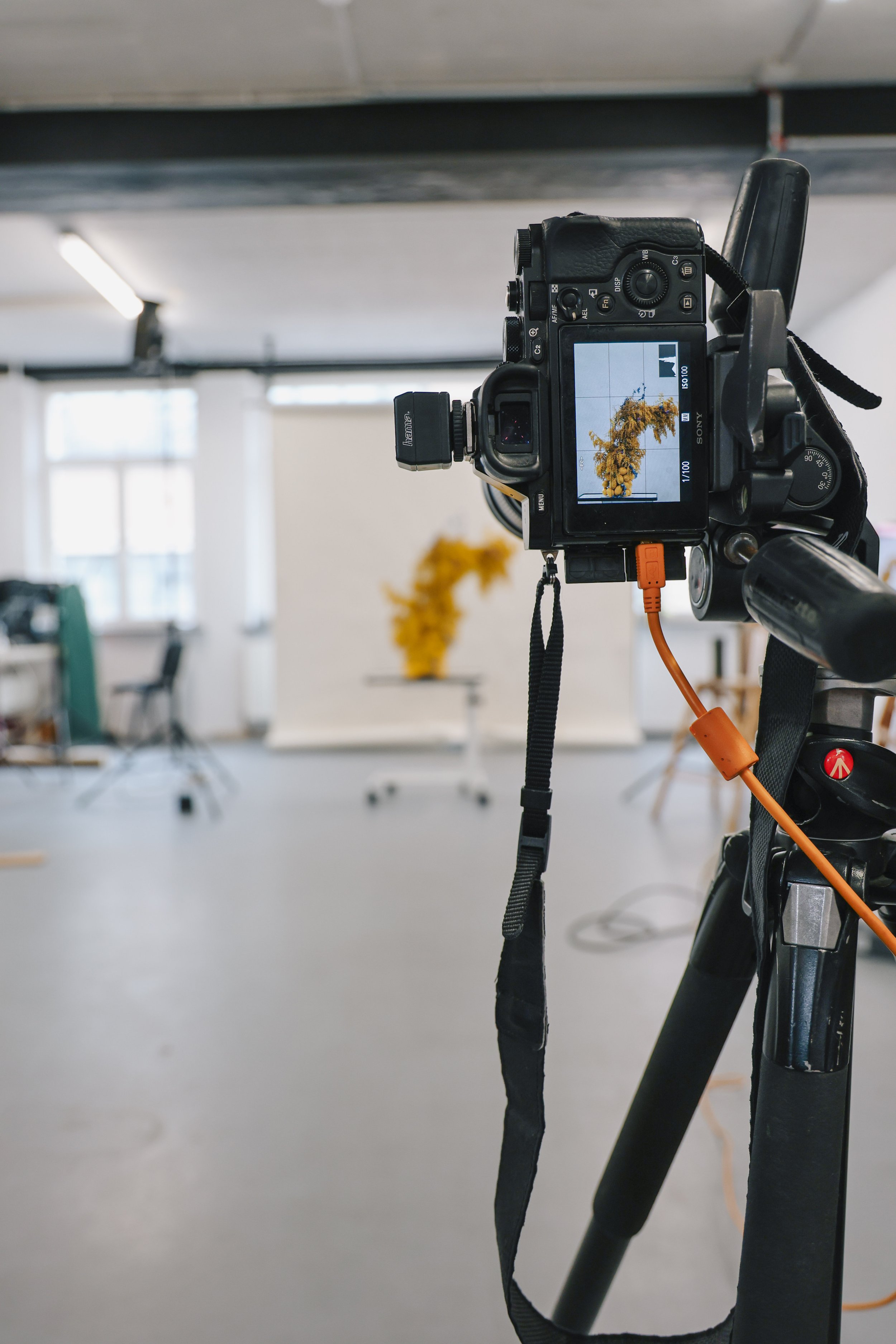 Caméra professionnelle sur trépied connectée pour un tournage vidéo au Studio Blacktown à Bruxelles.