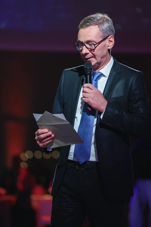 Photographie de reportage corporate lors d'une conférence avec un orateur au micro à Bruxelles.
