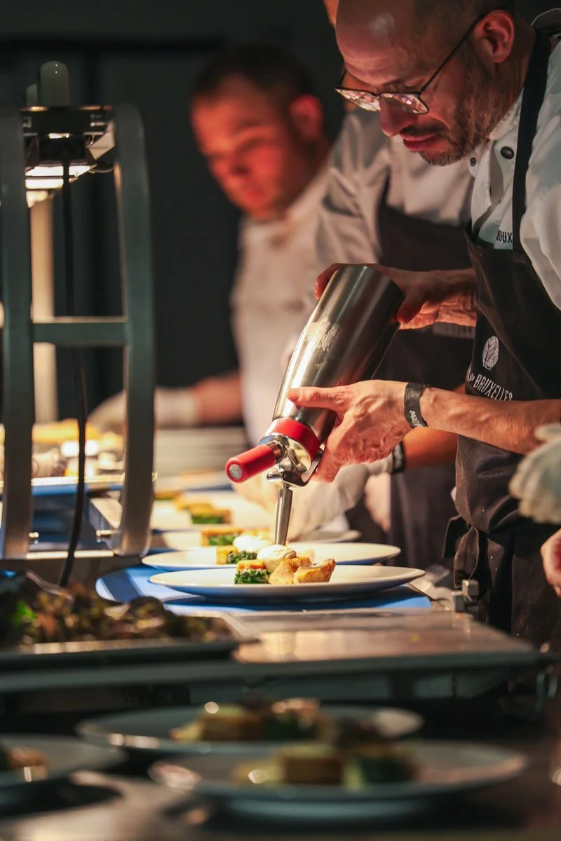 Reportage photo et vidéo événementiel corporate à Bruxelles. Barman en action lors d'une soirée d'entreprise. Couverture par Blacktown Studio