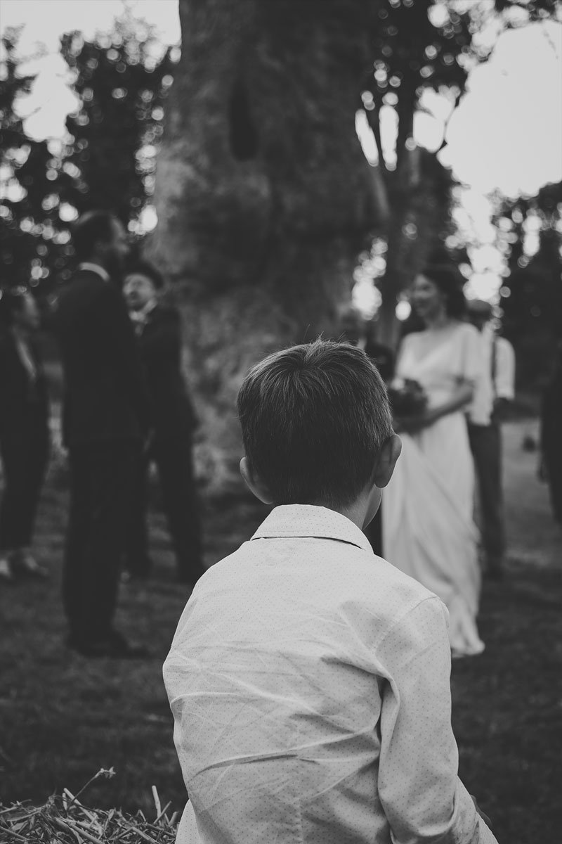 Photographie de mariage documentaire en noir et blanc. Instantané spontané et naturel loin des poses figées