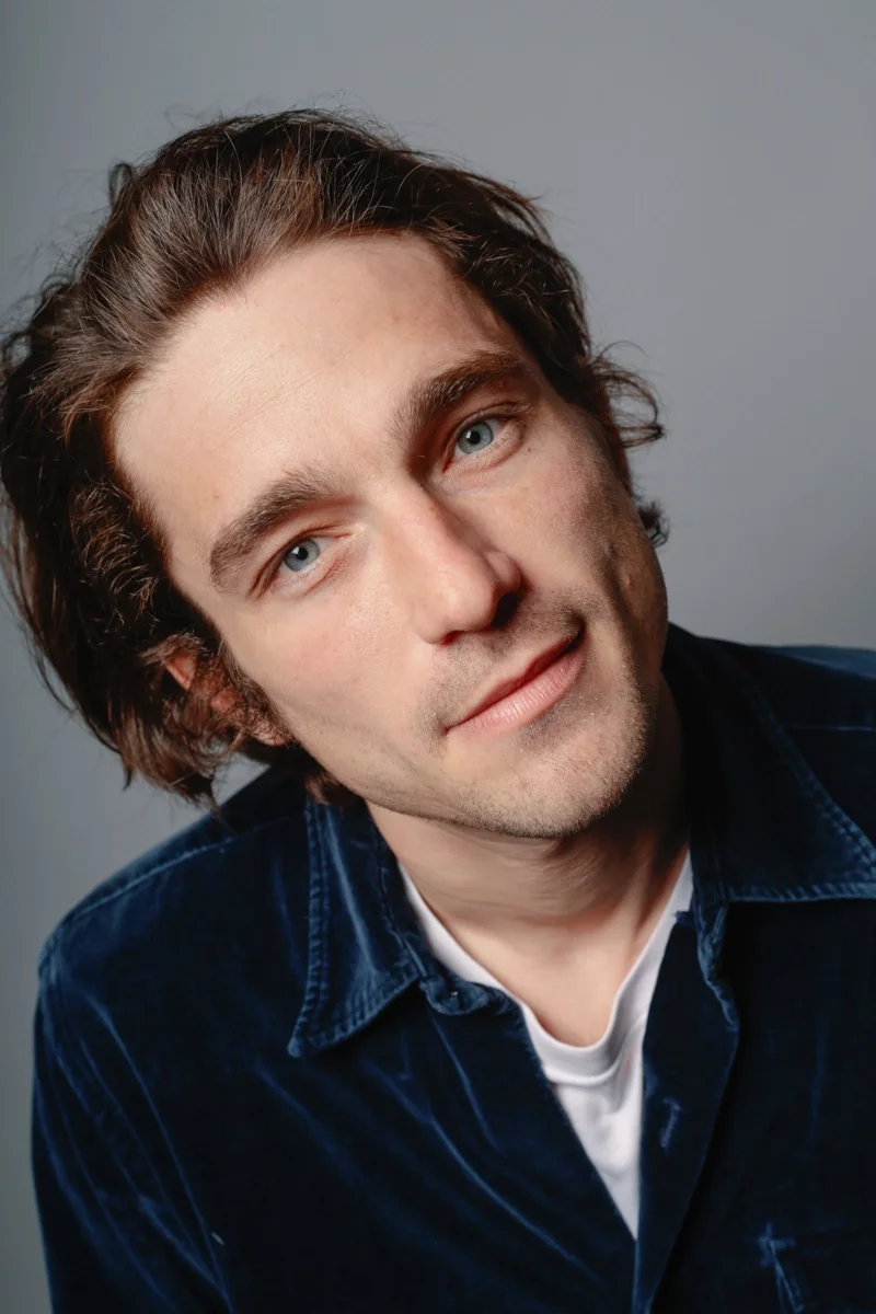 Portrait homme comédien ou modèle en lumière studio. Shooting photo book acteur réalisé par Blacktown Bruxelles