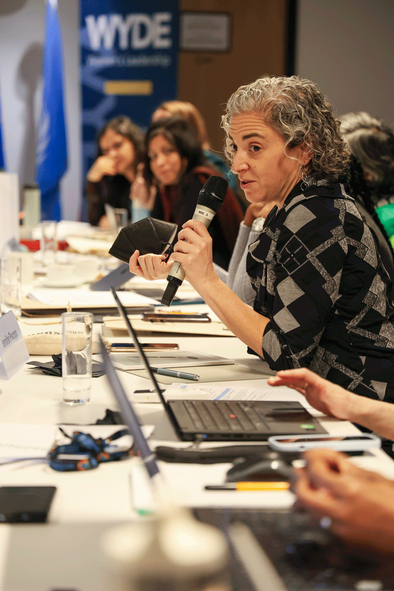 Intervenante au micro lors d'un panel de discussion - Photographe événementiel pour ONG et institutions à Bruxelles.