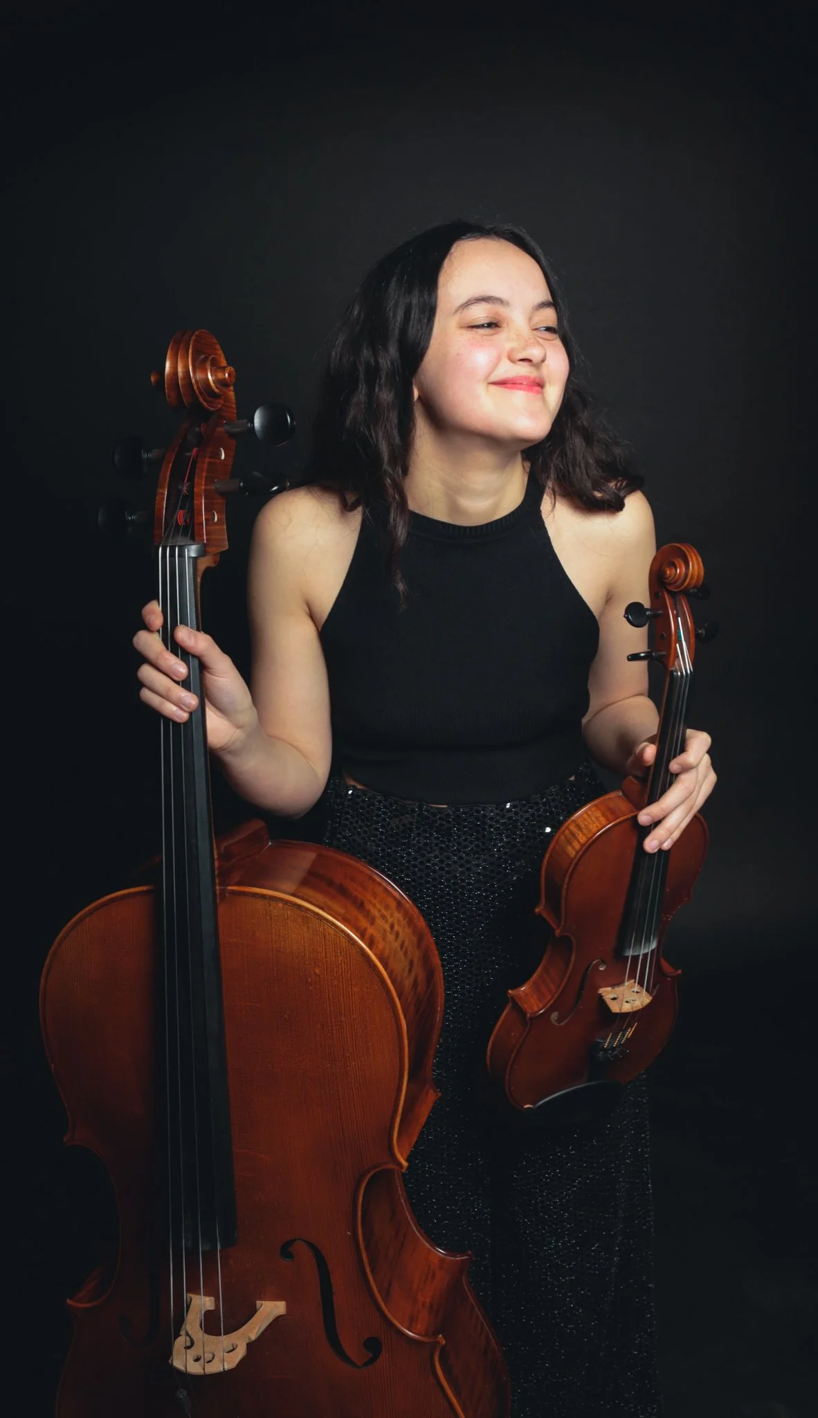 Portrait d'artiste musicienne en studio. Séance photo pour musiciens et créatifs à Bruxelles.