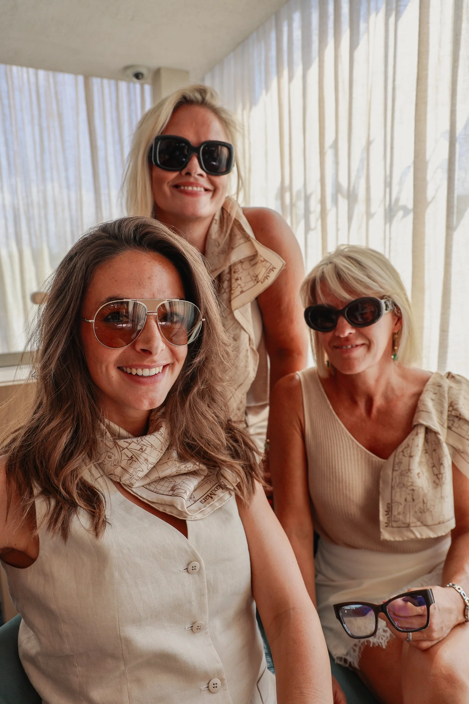 Photographe événementiel - Activation de marque MaxMara à Knokke. Reportage photo exclusif estival capturant l'expérience client et la mise en valeur de la nouvelle collection de lunettes.