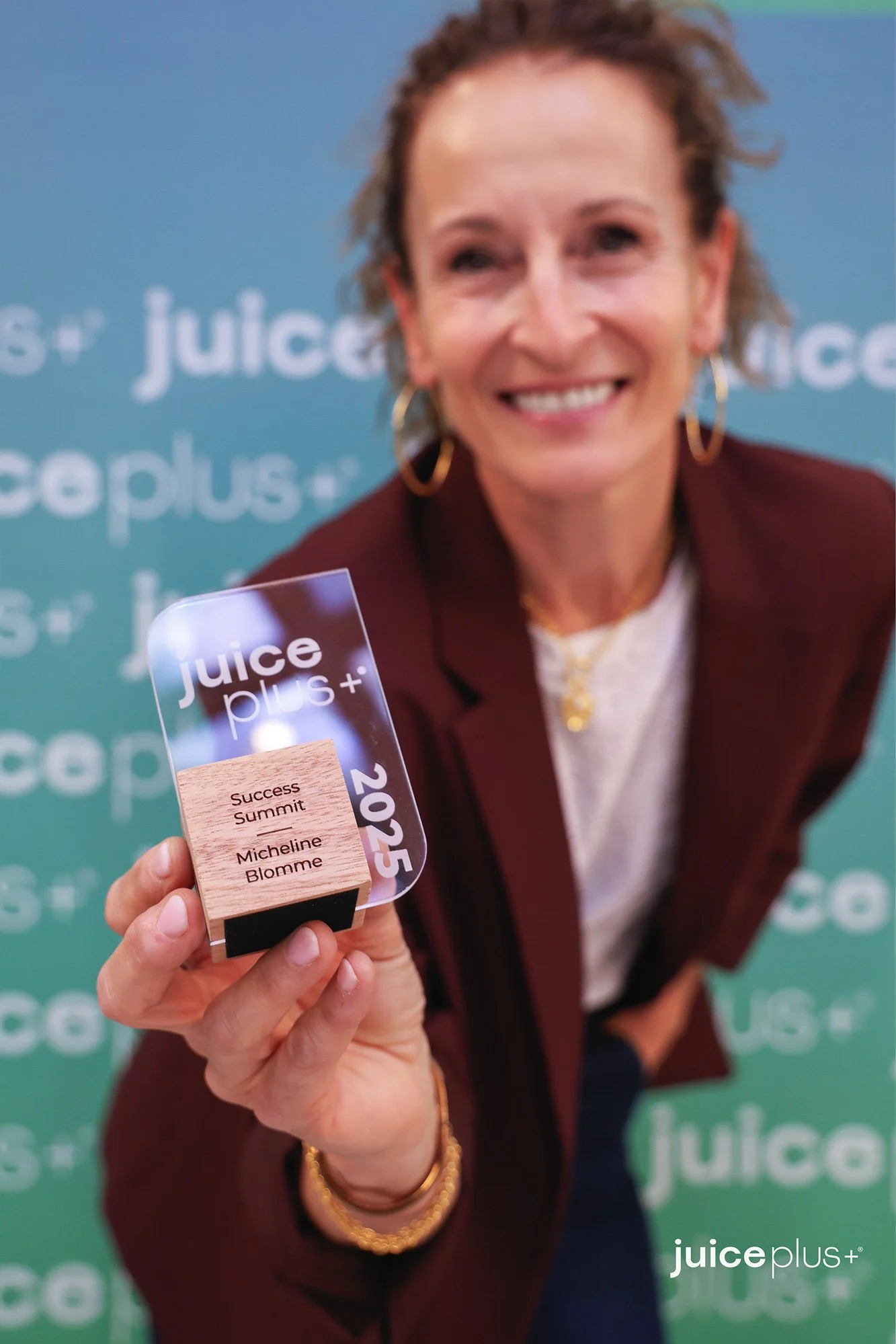 Reportage remise de prix et trophée lors d'un événement corporate. Portrait professionnel de la gagnante avec son award