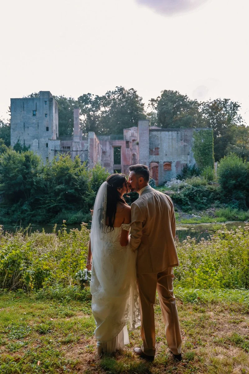 Première danse des mariés sous les éclairages tamisés lors de la soirée de mariage.