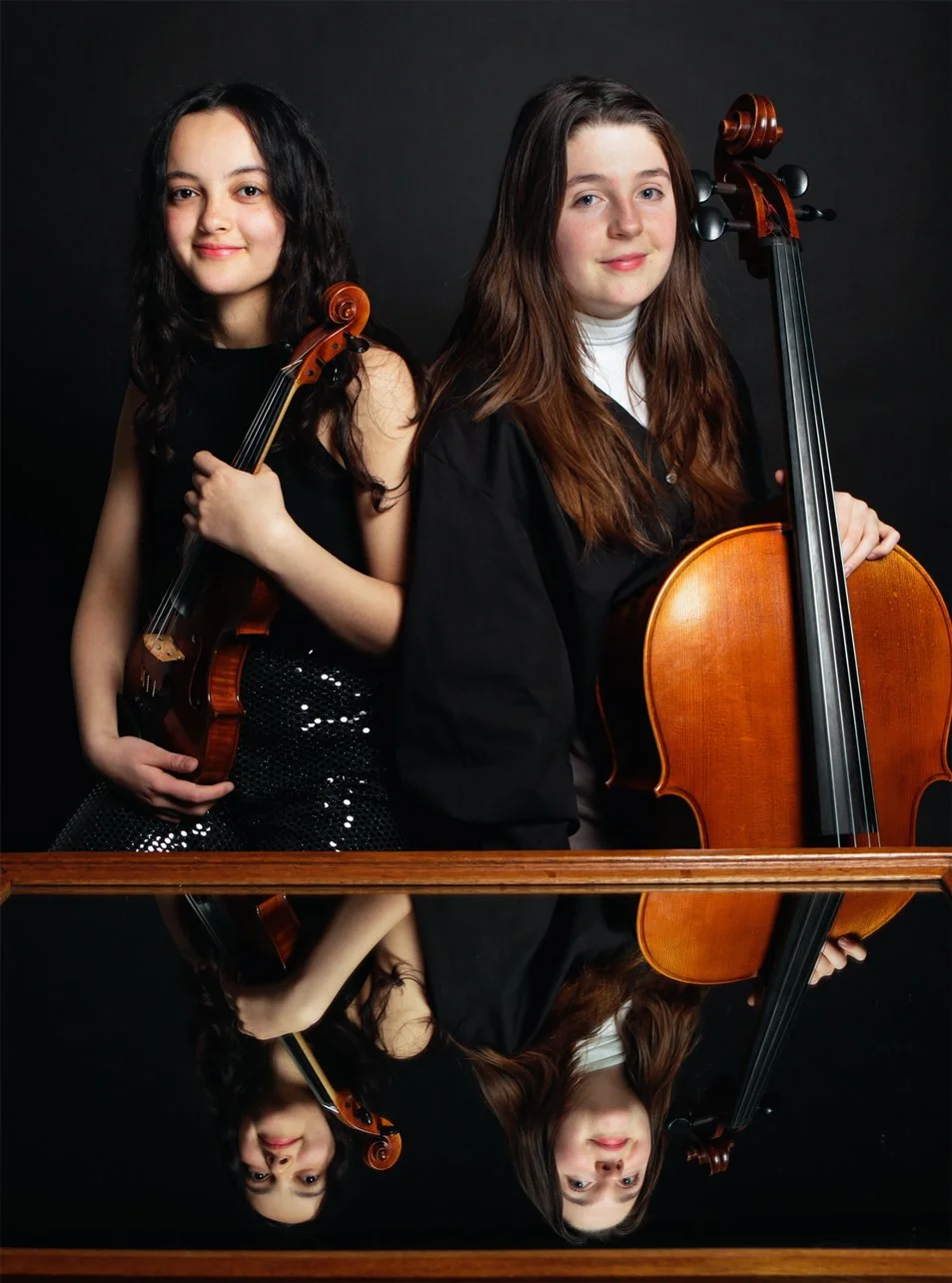 Portrait de musiciennes classiques avec leurs instruments en studio. Photographe spécialisé pour artistes et duos à Bruxelles.