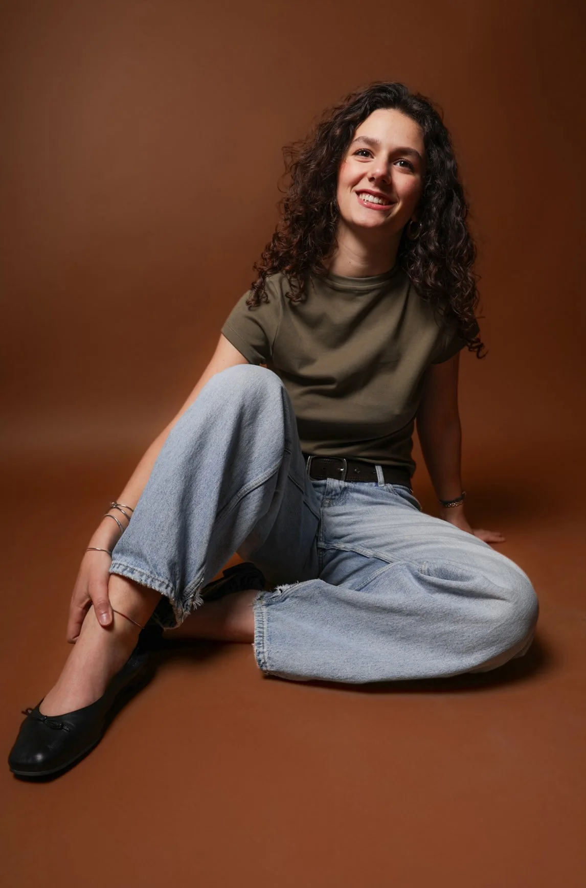 Shooting photo lifestyle en studio. Portrait en pied, naturel et décontracté, réalisé par un photographe à Bruxelles.