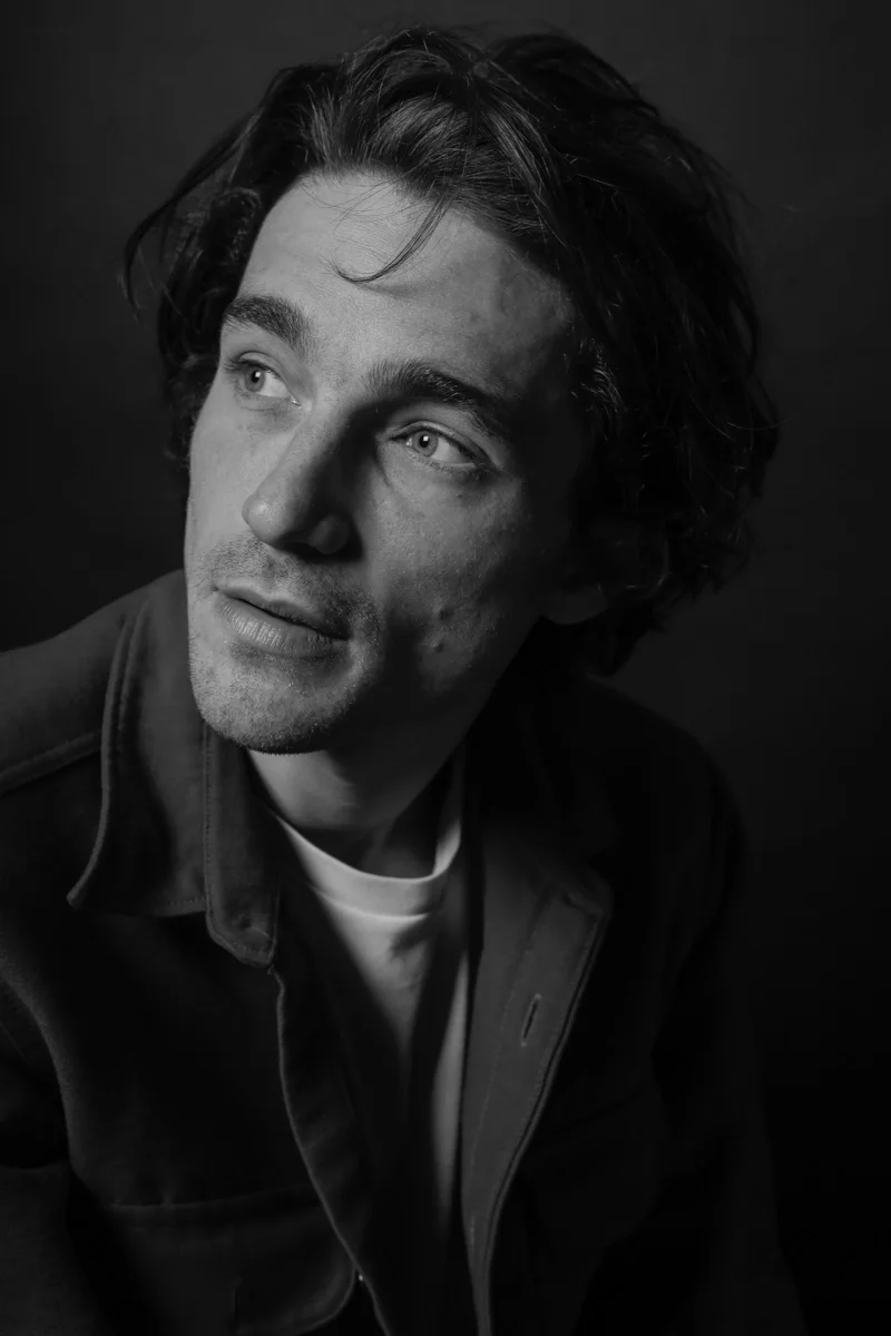 Portrait en noir et blanc d'un homme de profil avec un éclairage clair-obscur. Book photo professionnel.