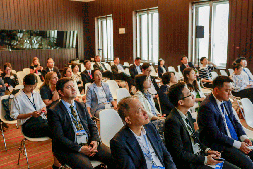 Public attentif lors d'une conférence B2B. Photographe spécialisé en séminaire et événementiel d'entreprise.