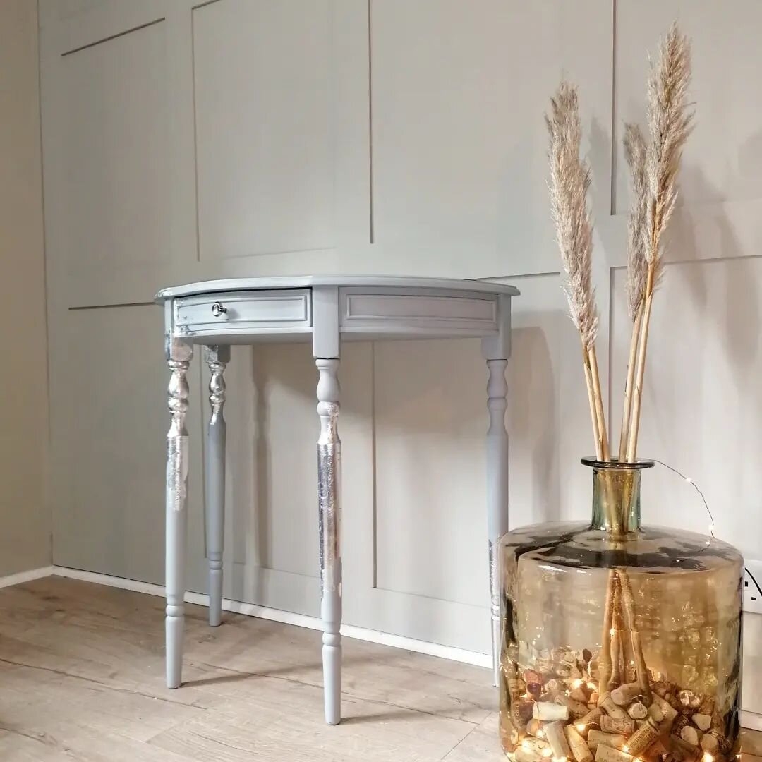 Who said Grey has had its day?  We think not. 🧐
.
This beauty is painted in @dixiebellepaint #bajagrey with an accent of Silver leaf across the piece.
.
New and FOR SALE link to website in bio ⬆️⬆️
.
.
#paintedfurnitureofinstagram #painted #paintedt
