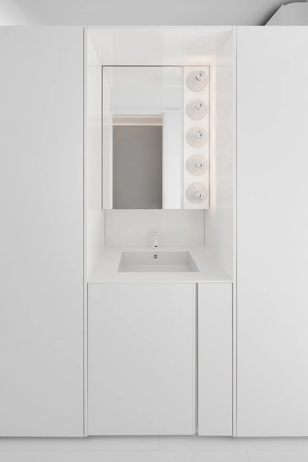 housewhite_02.jpg
