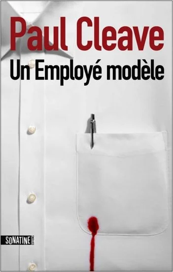 Couverture française d’Un employé modèle de Paul Cleave, avec un visage féminin noir et blanc sur fond rouge