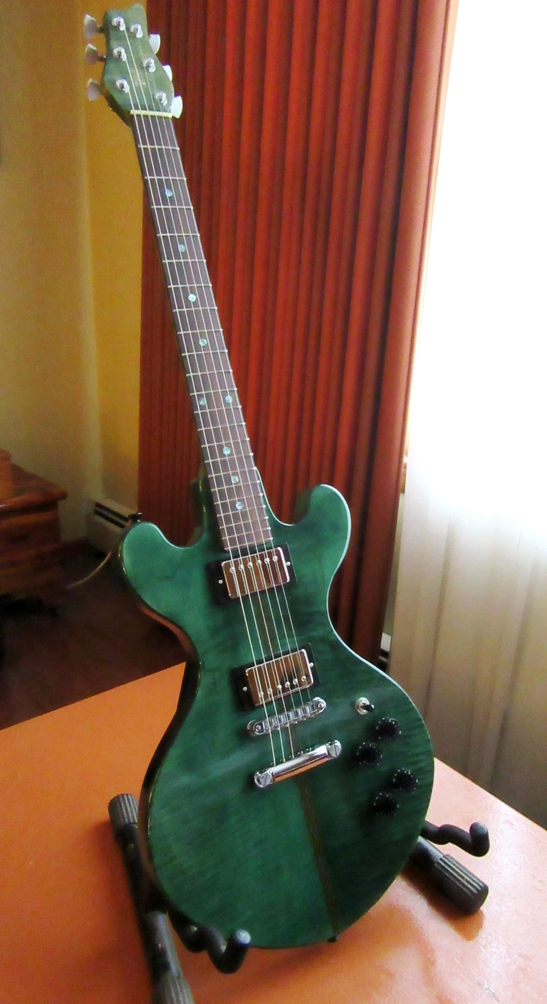 Curly Maple body front, Rosewood fretboard, Lacewood front body strip