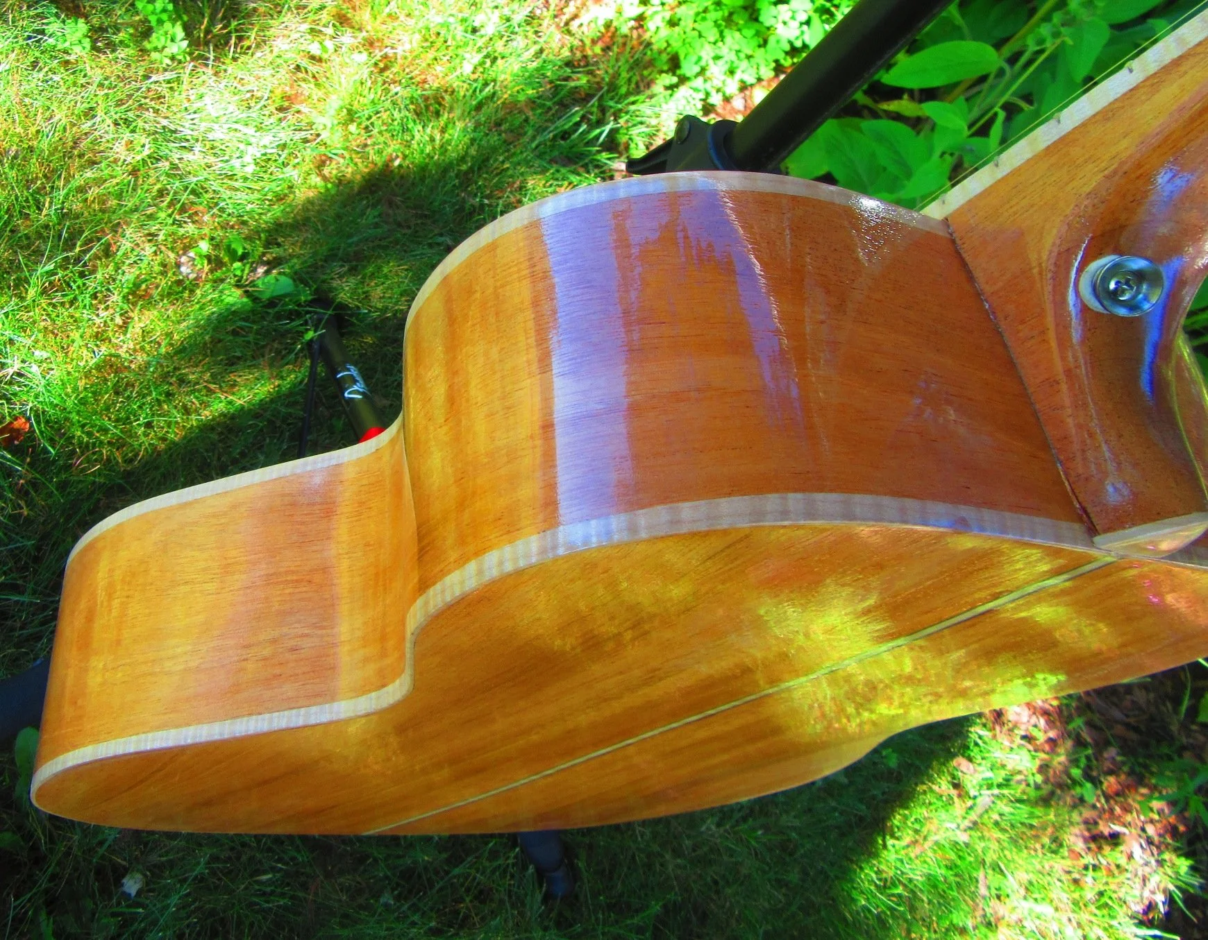 genuine Honduran Mahogany sides and Curly Maple binding