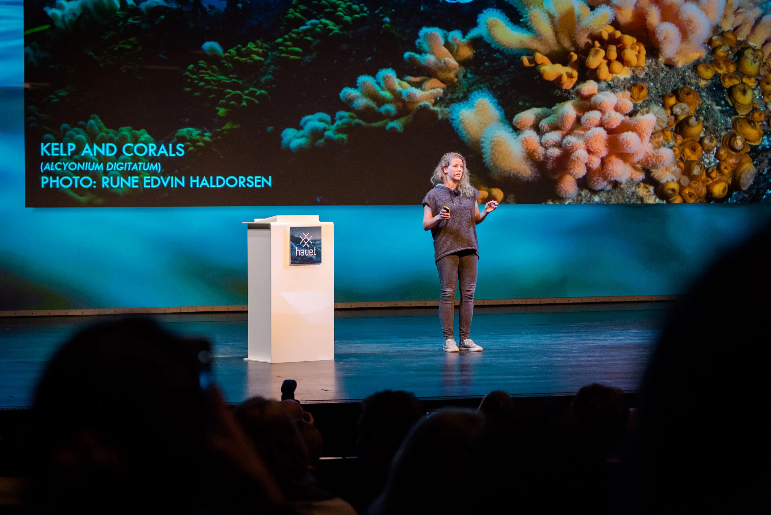 Pia telling politicians and stakeholders about corals and nudibranchs in the Opera House at DN’s “Ocean”-conference