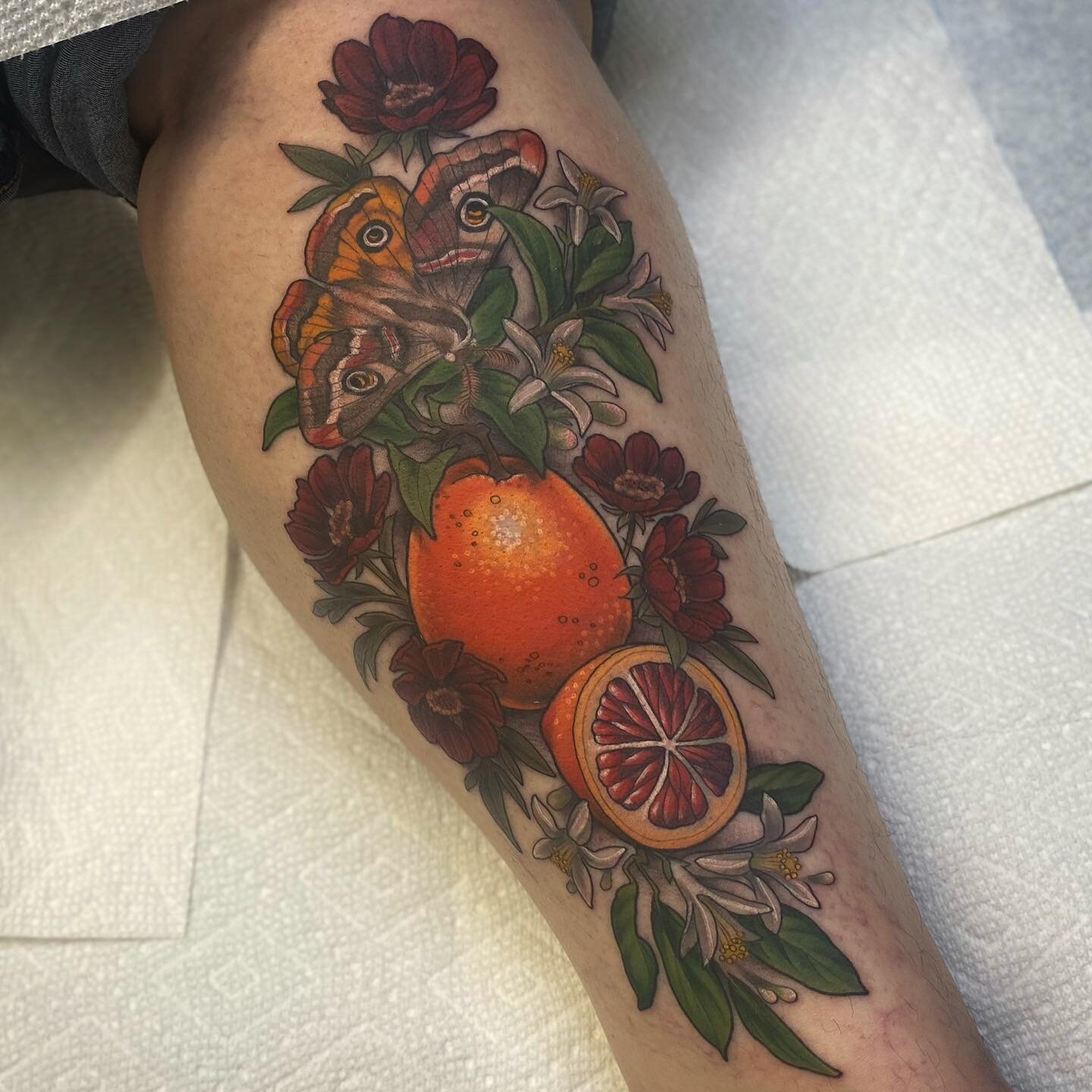 Emperor moth, blood oranges, and chocolate cosmos for Heidi! 🍊🍫🩸bold flavors, bold colors. Scroll for deets. Thanks Heidi!
*
Made @houndstoothtattoo 
*
#tattoo #botanicaltattoo #botanicalillustration #botanicalart #floraltattoo #mothtattoo #fruitt