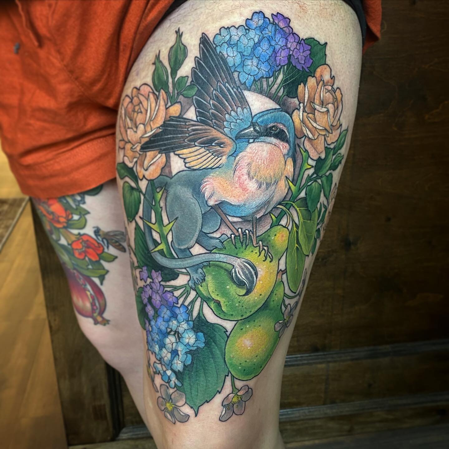 Just a casual lil one shot for Beala, the toughest gal in town. Scroll to see the companion piece on the other leg, and the side angles. Thanks so much Beala! 🍐
*
#tattoo #gryphon #gryphontattoo #fruittattoo #botanicaltattoo #botanicalillustration #