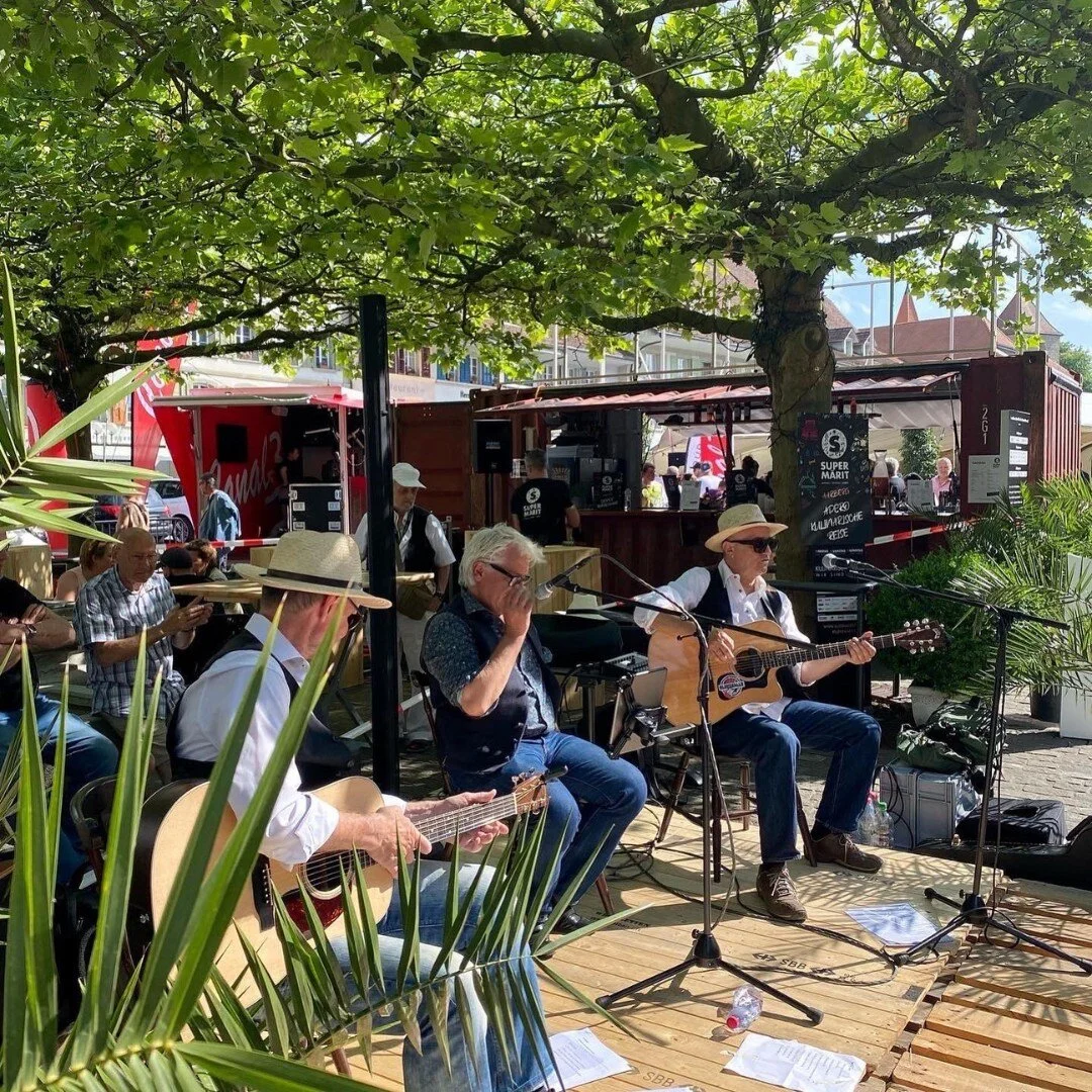 Musik darf am SUPERM&Auml;RIT nicht fehlen! Wir haben etwas f&uuml;r jeden Geschmack... Wann welche Band oder Musikgruppe spielt, erfahrt ihr auf unserer Website.
___
#supermaerit #aarberg #markt #foodtrucks #event #jura3lacs #seeland #bar #musik #fu