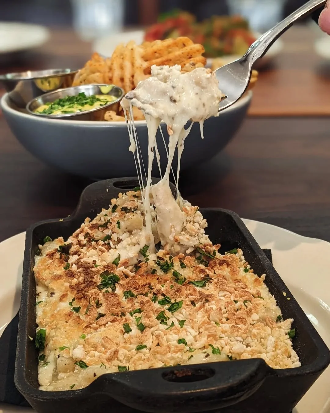 Need a moment of comfort during this holiday season? A little last minute gift shopping at local Phoenix fave @changinghands and this cozy Mac &amp; Cheese for lunch @tesotaphx (with mandatory side of @fritesstreet waffle fries) is what we all need r
