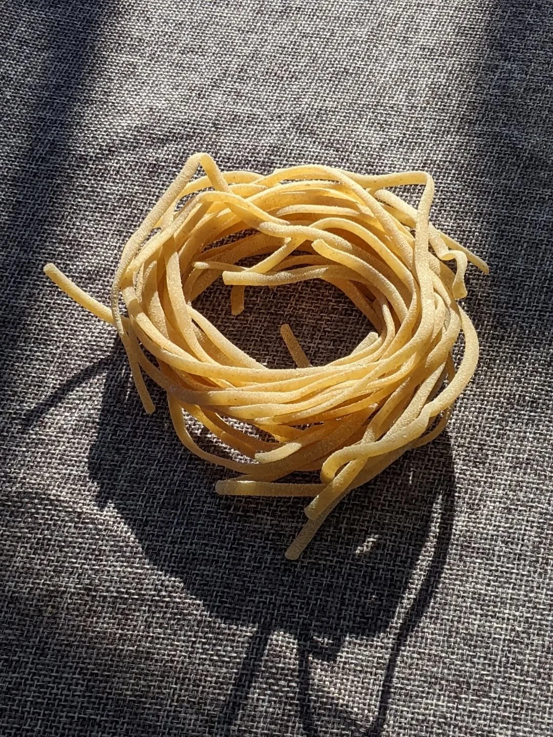 Pasta lovers rejoice! We have added 𝕃𝕀ℕ𝔾𝕌𝕀ℕ𝔼 to our lineup!! She's definitely a clam's best friend, but also a lovely, delicate and infinitely twirlable noodle that's great with our pomodoro and nothing more. And yes, you can get some this week