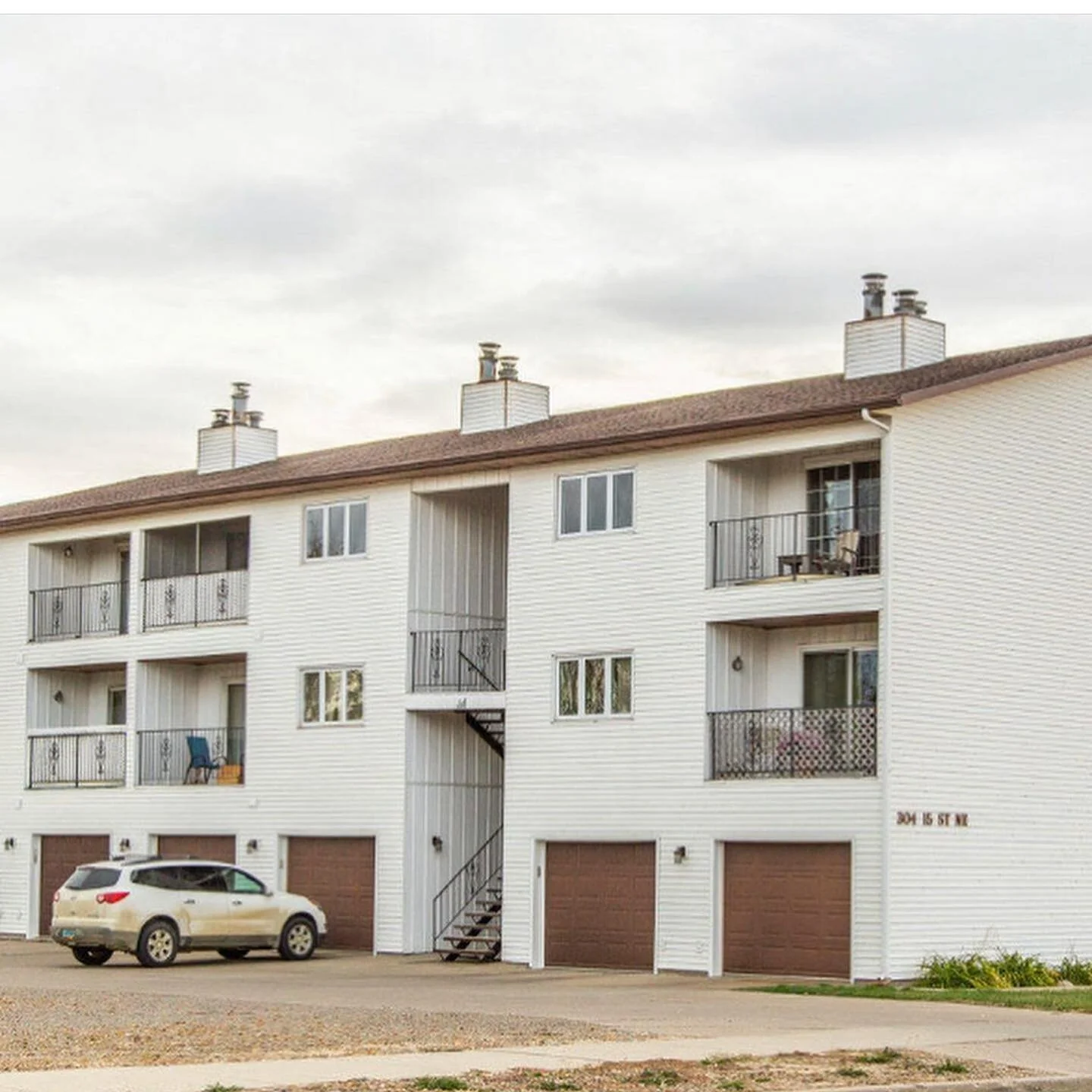 🏭House of the Week!🏭
💰$133,900💰
🔑304 15th St NE #4, Mandan🔑
•
This property is in a  fantastic location close to the interstate and great parks, has 2 bedroom/2 bathrooms and an oversized single stall garage! The fireplace makes it so cozy