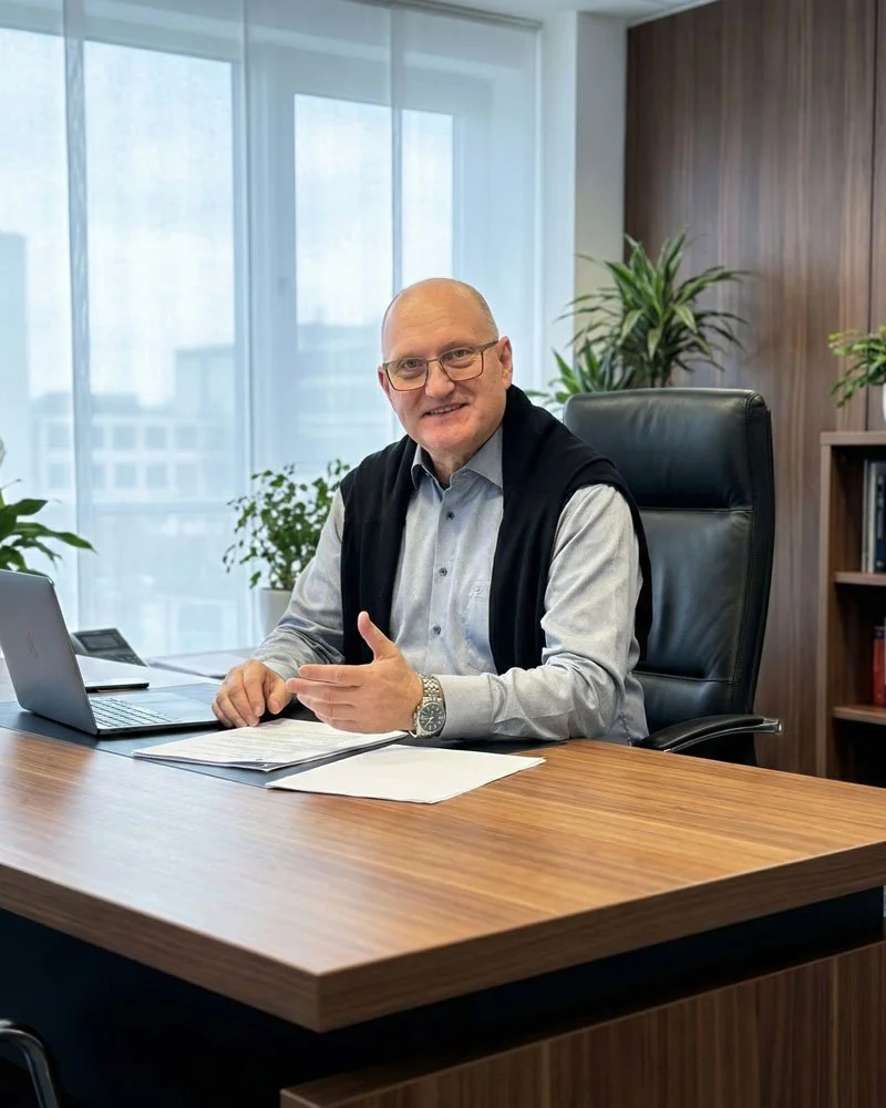 Finanzberater Thomas Schönberger begleitet Kunden bei der Entwicklung individueller und nachhaltiger Anlagestrategien.